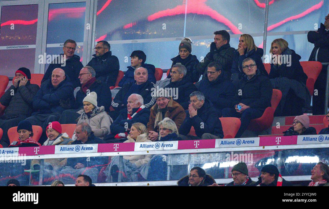 Karl-Heinz Rummenigge (CEO, Vorstandsvorsitzender FCB AG), Herbert Hainer, FCB-Präsident und Ex-CEO Adidas, ehemaliger Präsident Uli Hoeness (FCB), Max Eberl, Sportvorstand und Manager FC Bayern, Dr. Michael Diederich, Geschäftsführer Finanzvorstand und stellvertretender Vorstandsvorsitzender, Jan-Christian Dreesen, Geschäftsführer FCB, Walter Mennekes, Unternehmer, Vizepräsident FC Bayern, Prof. Dr. Dieter Mayer. Vizepraesident des FC Bayern München EV. Im Spiel FC BAYERN MÜNCHEN - RB LEIPZIG 5-1 am 20. Dezember 2024 in München. Saison 2024/2025 Stockfoto