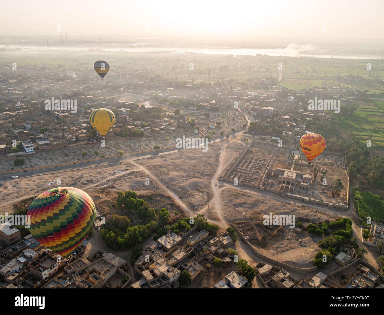 Heißluftballons fliegen über das Tal der Könige in Luxor, Ägypten mit dem Niltal als Kulisse Stockfoto