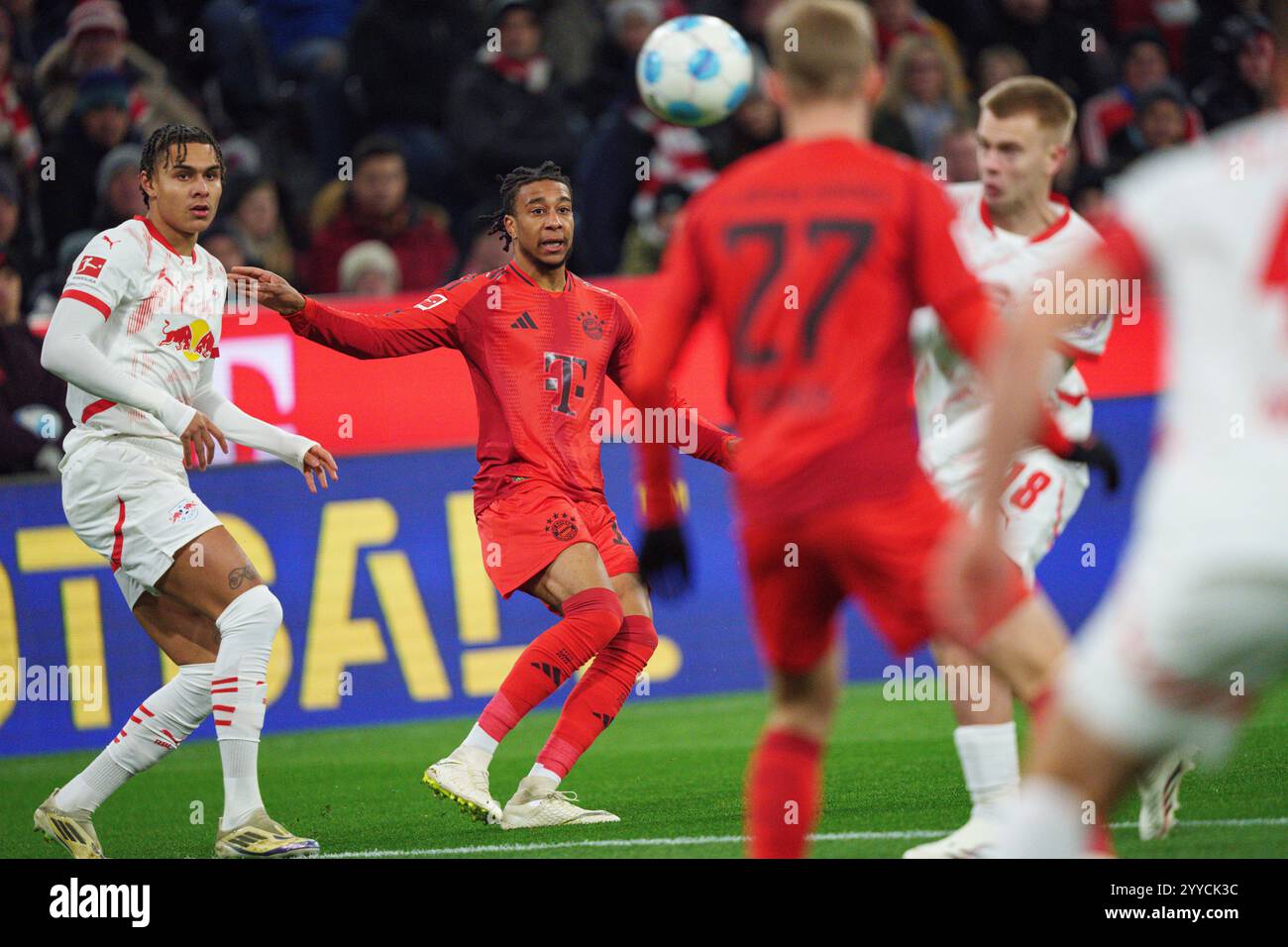 Michael Olise (FCB 17) tritt um Ball, Tackling, Duell, Header, zweikampf, Action, Kampf im Spiel FC BAYERN MÜNCHEN - RB LEIPZIG 5-1 am 20. Dezember 2024 in München. Saison 2024/2025, 1.Bundesliga, FCB, München, Spieltag 15, 15.Spieltag Fotograf: ddp Images/STAR-Images - DFL-VORSCHRIFTEN VERBIETEN JEDE VERWENDUNG VON FOTOS als BILDSEQUENZEN und/oder QUASI-VIDEO - Credit: ddp Media GmbH/Alamy Live News Stockfoto