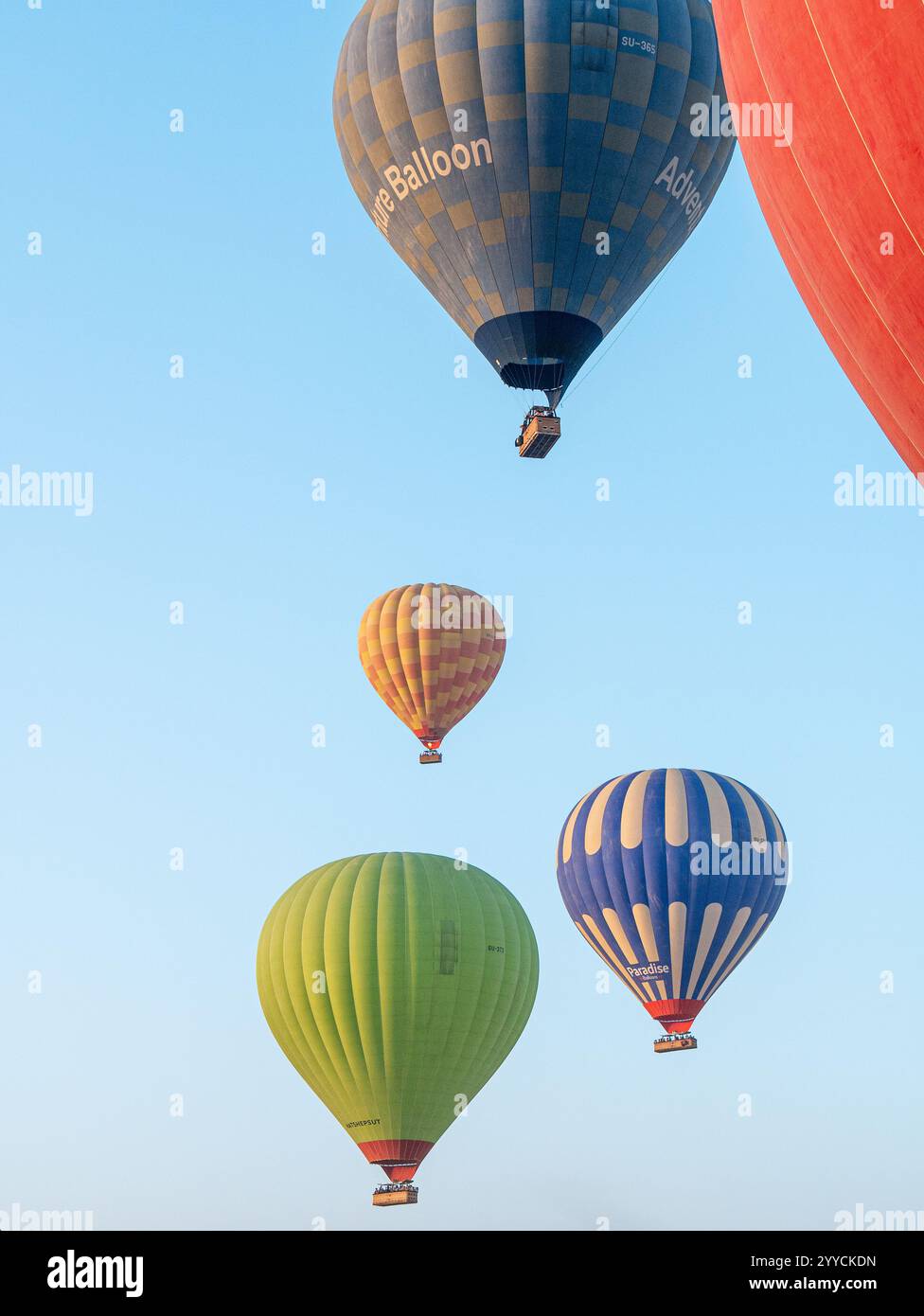 Heißluftballons fliegen über das Tal der Könige, Luxor, Ägypten vor der morgendlichen Kulisse des blauen Himmels 2 Stockfoto