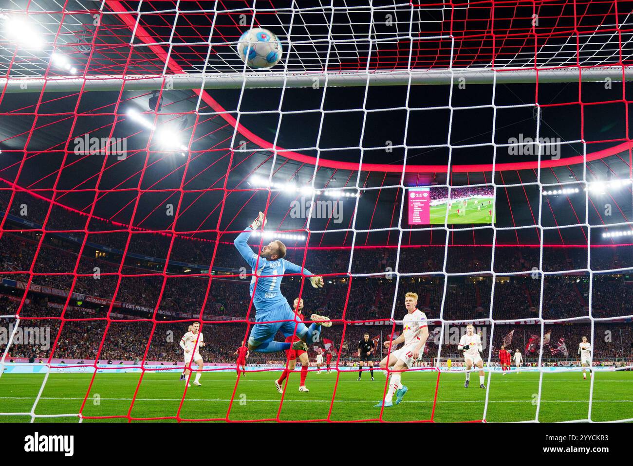 Konrad Laimer, FCB 27 Punkte, schießt Tor, Tor, Treffer, Torschuss, 2-1 gegen Peter GULACSI, Torhüter RB Leipzig 1 im Spiel FC BAYERN MÜNCHEN - RB Leipzig 5-1 am 20. Dezember 2024 in München. Saison 2024/2025, 1.Bundesliga, FCB, München, Spieltag 15, 15.Spieltag Fotograf: ddp Images/STAR-Images - DFL-VORSCHRIFTEN VERBIETEN JEDE VERWENDUNG VON FOTOS als BILDSEQUENZEN und/oder QUASI-VIDEO - Credit: ddp Media GmbH/Alamy Live News Stockfoto