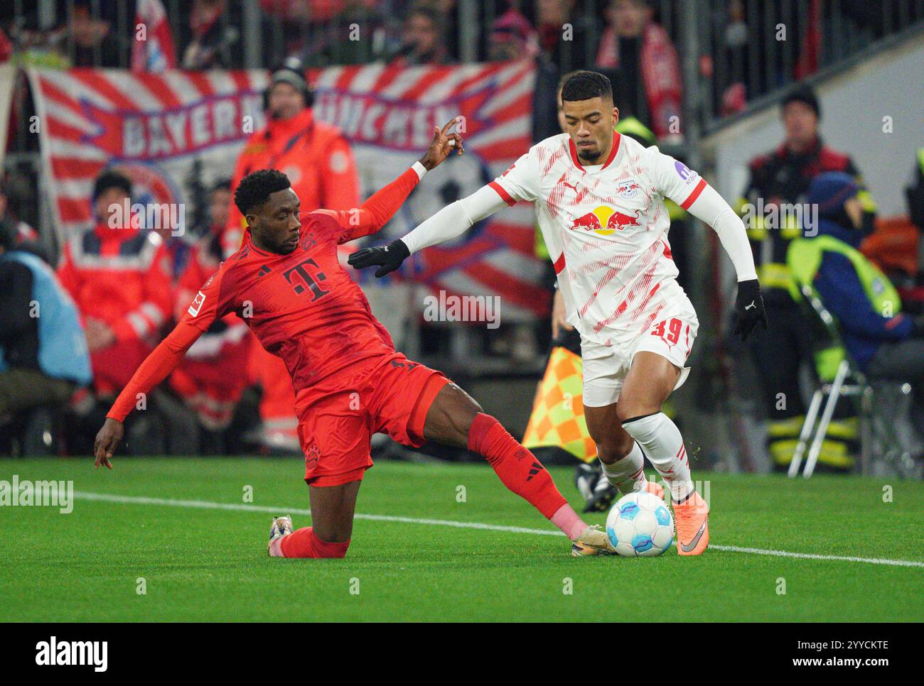 Alphonso DAVIES, FCB 19 tritt um den Ball, Tackling, Duell, Header, zweikampf, Kampf gegen Benjamin HENRICHS, RB Leipzig 39 im Spiel FC BAYERN MÜNCHEN - RB LEIPZIG 5-1 am 20. Dezember 2024 in München. Saison 2024/2025, 1.Bundesliga, FCB, München, Spieltag 15, 15.Spieltag Fotograf: ddp Images/STAR-Images - DFL-VORSCHRIFTEN VERBIETEN JEDE VERWENDUNG VON FOTOS als BILDSEQUENZEN und/oder QUASI-VIDEO - Credit: ddp Media GmbH/Alamy Live News Stockfoto