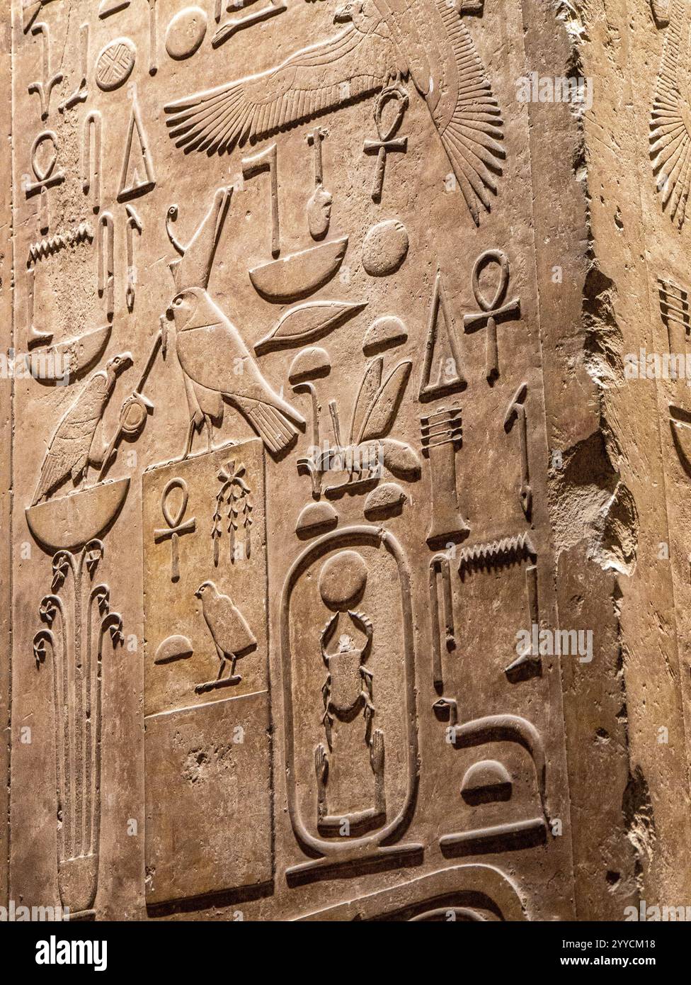 Hieroglyphenschrift-Schnitzereien im Ägyptischen Museum in Kairo, Ägypten 2 Stockfoto