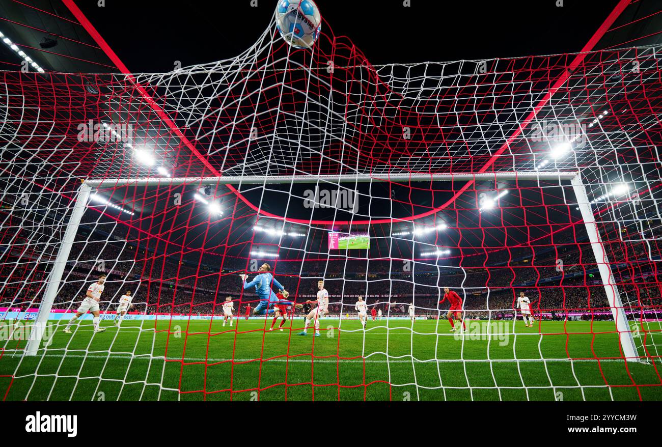 Konrad Laimer, FCB 27 Punkte, schießt Tor, Tor, Treffer, Torschuss, 2-1 gegen Peter GULACSI, Torhüter RB Leipzig 1 im Spiel FC BAYERN MÜNCHEN - RB Leipzig 5-1 am 20. Dezember 2024 in München. Saison 2024/2025, 1.Bundesliga, FCB, München, Spieltag 15, 15.Spieltag Fotograf: Peter Schatz - DFL-VORSCHRIFTEN VERBIETEN DIE VERWENDUNG VON FOTOGRAFIEN als BILDSEQUENZEN und/oder QUASI-VIDEO - Stockfoto