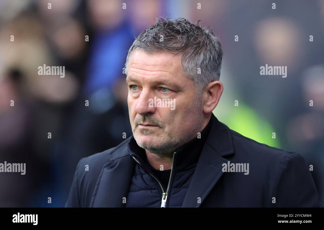 Dundee-Trainer Tony Docherty vor dem Spiel der Premier League im Ibrox Stadium, Glasgow. Bilddatum: Samstag, 21. Dezember 2024. Stockfoto