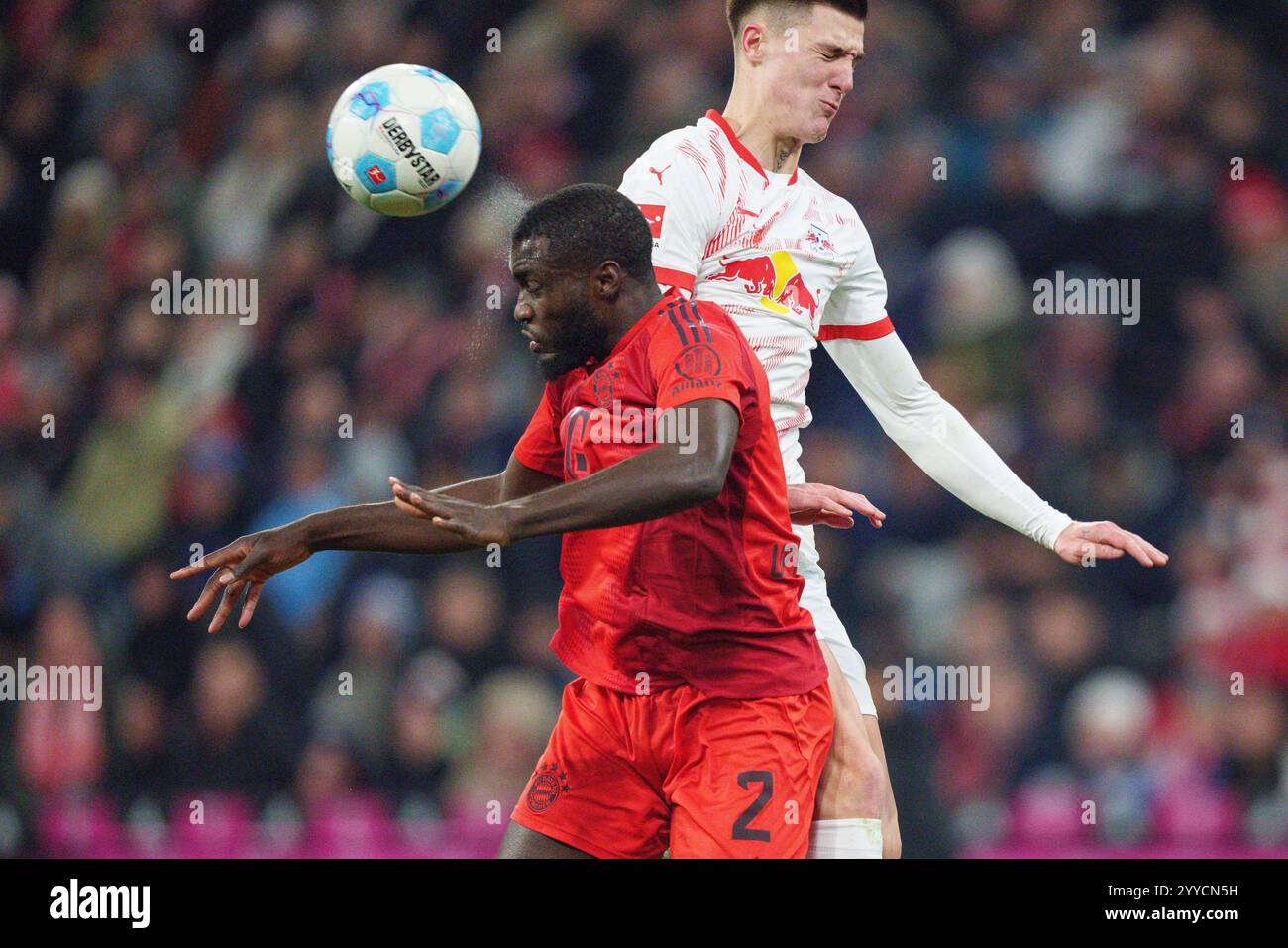 Dayot Upamecano, FCB 2 tritt um Ball, Tackling, Duell, Header, zweikampf, Kampf gegen Benjamin Sesko, RB Leipzig 30 im Spiel FC BAYERN MÜNCHEN - RB LEIPZIG 5-1 am 20. Dezember 2024 in München. Saison 2024/2025, 1.Bundesliga, FCB, München, Spieltag 15, 15.Spieltag Fotograf: Peter Schatz - DFL-VORSCHRIFTEN VERBIETEN DIE VERWENDUNG VON FOTOGRAFIEN als BILDSEQUENZEN und/oder QUASI-VIDEO - Stockfoto