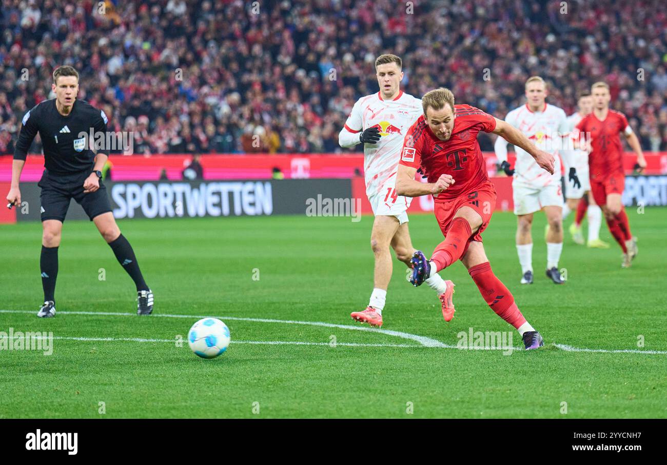 Harry Kane, FCB 9 tritt um den Ball an, Tackling, Duell, Header, zweikampf, Kampf gegen Christoph Baumgartner, RB Leipzig, Schiedsrichter Daniel Siebert im Spiel FC BAYERN MÜNCHEN - RB LEIPZIG 5-1 am 20. Dezember 2024 in München. Saison 2024/2025, 1.Bundesliga, FCB, München, Spieltag 15, 15.Spieltag Fotograf: Peter Schatz - DFL-VORSCHRIFTEN VERBIETEN DIE VERWENDUNG VON FOTOGRAFIEN als BILDSEQUENZEN und/oder QUASI-VIDEO - Stockfoto