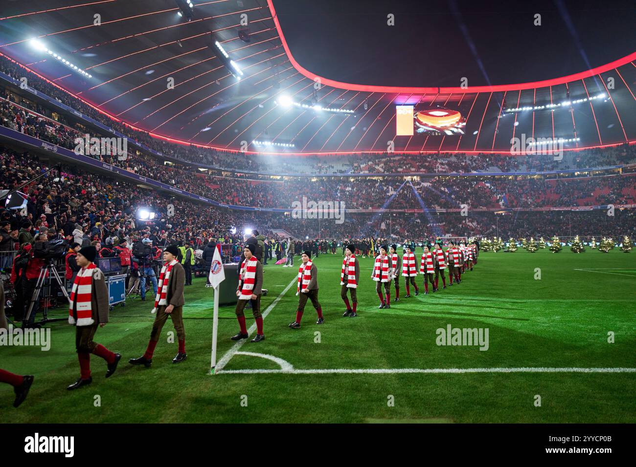 FC BAYERN MÜNCHEN - RB LEIPZIG 5-1 am 20. Dezember 2024 in München bricht die Weihnachtsfeier aufgrund eines Angriffs auf den Magdeburger Weihnachtsmarkt ab. Saison 2024/2025, 1.Bundesliga, FCB, München, Spieltag 15, 15.Spieltag Fotograf: Peter Schatz - DFL-VORSCHRIFTEN VERBIETEN DIE VERWENDUNG VON FOTOGRAFIEN als BILDSEQUENZEN und/oder QUASI-VIDEO - Stockfoto