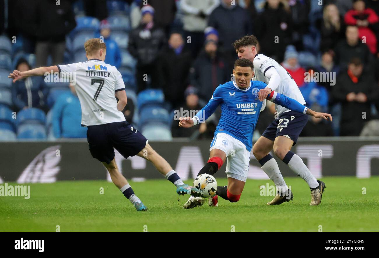 James Tavernier (Mitte) der Rangers spielt im Ibrox Stadium in Glasgow gegen Scott Tiffoney (links) und Seb Palmer-Houlden. Bilddatum: Samstag, 21. Dezember 2024. Stockfoto