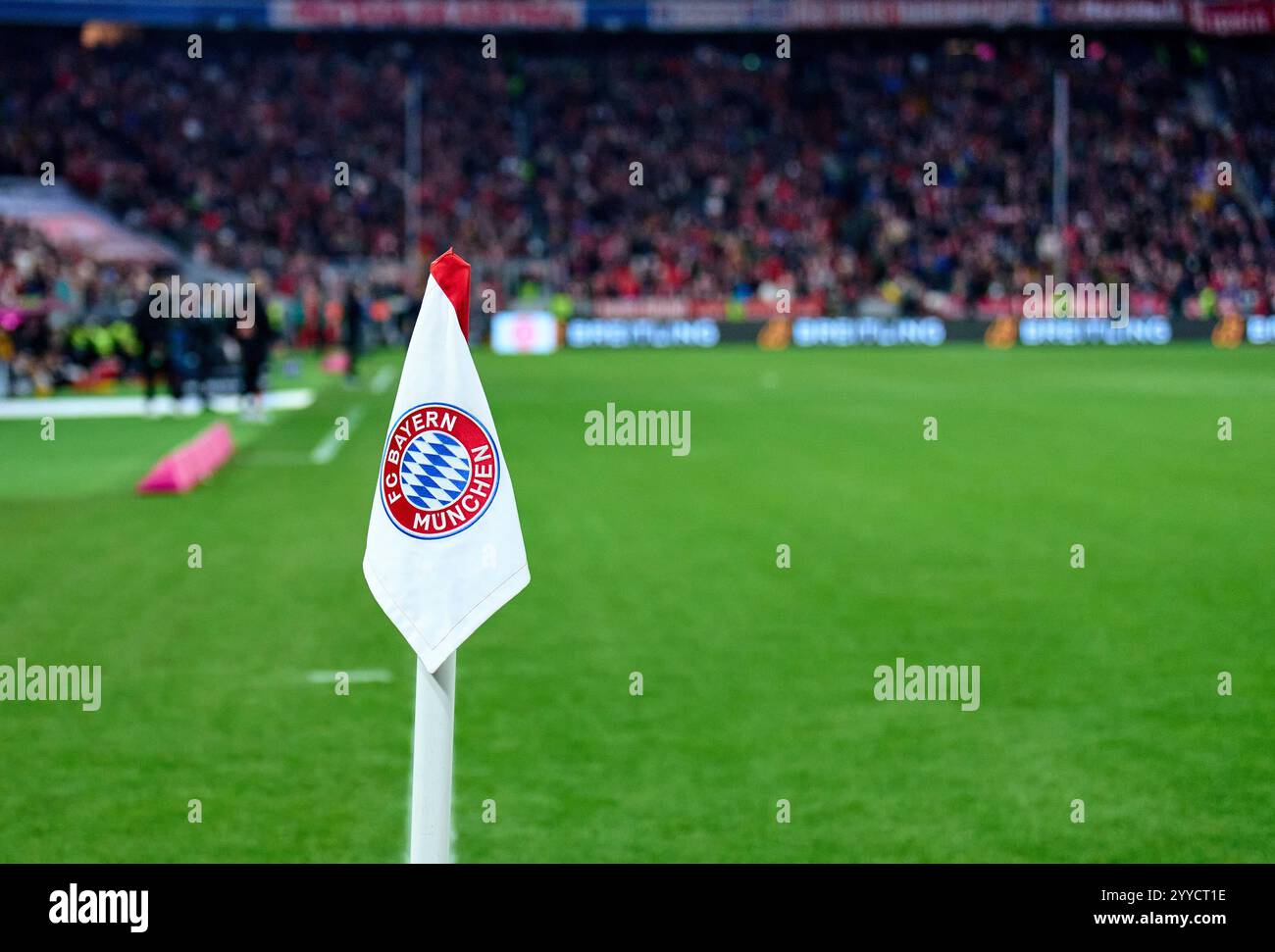 Eckfahne im Spiel FC BAYERN MÜNCHEN - RB LEIPZIG 5-1 am 20. Dezember 2024 in München. Saison 2024/2025, 1.Bundesliga, FCB, München, Spieltag 15, 15.Spieltag Fotograf: ddp Images/STAR-Images - DFL-VORSCHRIFTEN VERBIETEN JEDE VERWENDUNG VON FOTOS als BILDSEQUENZEN und/oder QUASI-VIDEO - Credit: ddp Media GmbH/Alamy Live News Stockfoto