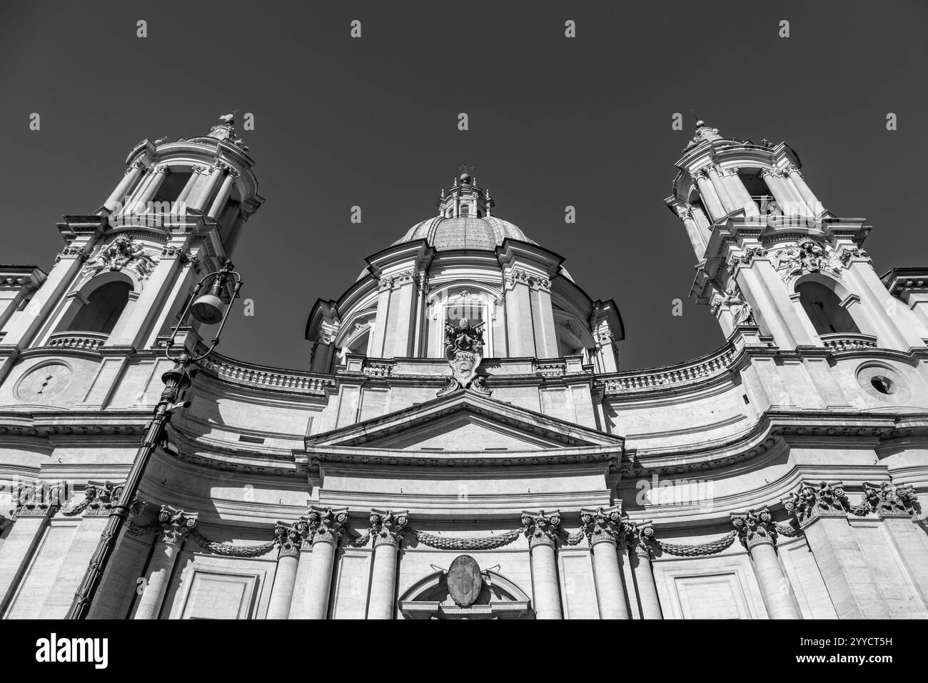 Die Piazza Navona ist ein öffentlicher Freiraum in Rom, der auf dem Domitian-Stadion in Form des offenen Stadions in einem langen Oval errichtet wurde. Stockfoto