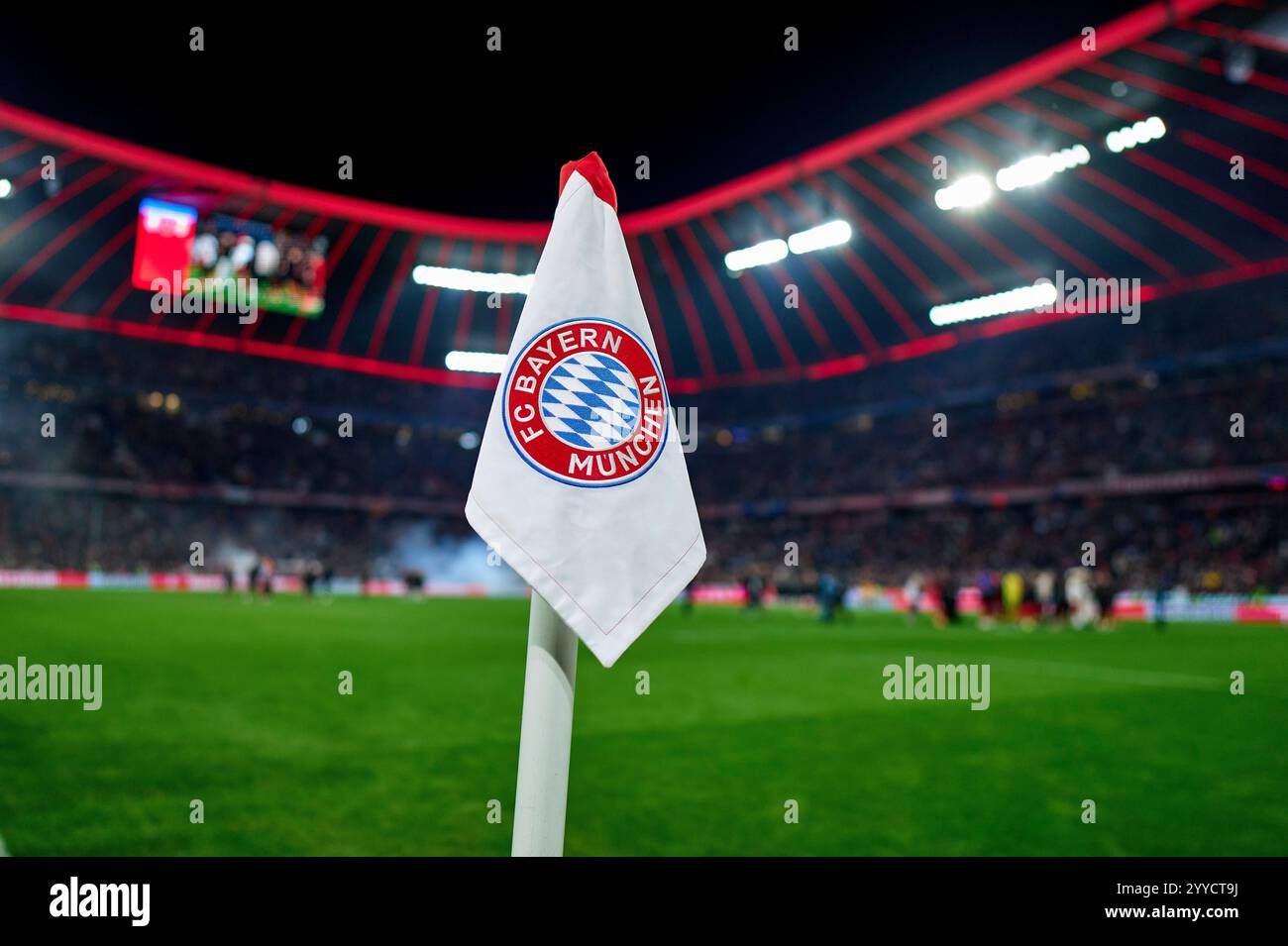 Eckfahne im Spiel FC BAYERN MÜNCHEN - RB LEIPZIG 5-1 am 20. Dezember 2024 in München. Saison 2024/2025, 1.Bundesliga, FCB, München, Spieltag 15, 15.Spieltag Fotograf: ddp Images/STAR-Images - DFL-VORSCHRIFTEN VERBIETEN JEDE VERWENDUNG VON FOTOS als BILDSEQUENZEN und/oder QUASI-VIDEO - Credit: ddp Media GmbH/Alamy Live News Stockfoto