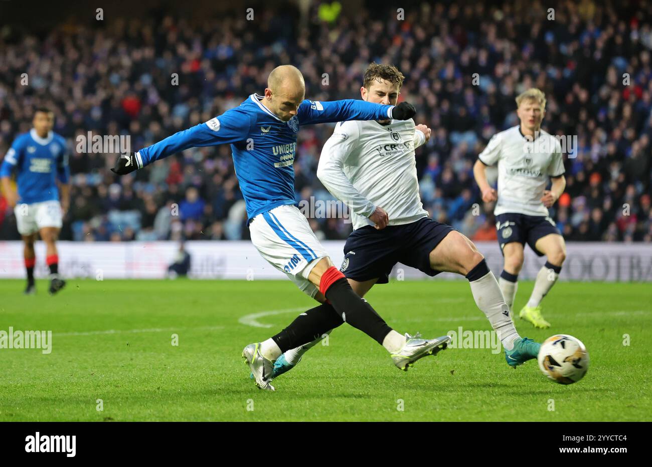 Vaclav Cerny der Rangers schießt während des Premier League-Spiels im Ibrox Stadium, Glasgow, ins Tor. Bilddatum: Samstag, 21. Dezember 2024. Stockfoto