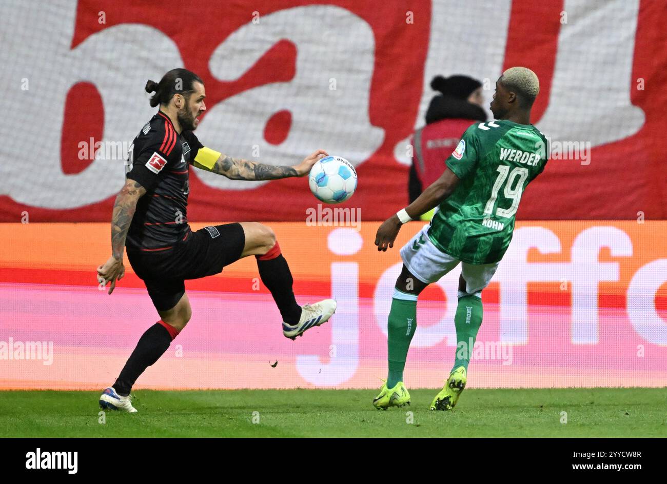 Bremen, Deutschland. Dezember 2024. 21.12.2024, wohninvest Weserstadion, Bremen, DE, 1. FBL, SV Werder Bremen vs. 1.FC Union Berlin im Bild/Bild zeigt Christopher Trimmel (1.FC Union Berlin #28) im Zweikampf gegen Derrick Köhn/Koehn (Werder Bremen #19) Foto © nordphoto GmbH/Kokenge DFB-VORSCHRIFTEN VERBIETEN JEDE VERWENDUNG VON FOTOGRAFIEN ALS BILDSEQUENZEN UND/ODER QUASI-VIDEO. Quelle: dpa/Alamy Live News Stockfoto