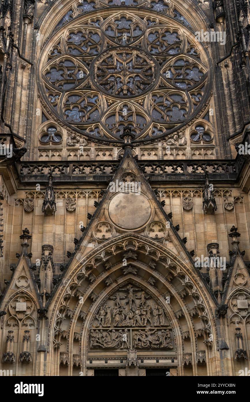 Prag, Tschechische Republik. 4. Oktober 2024 - Fassade des Veitsdoms mit gotischen Details Stockfoto