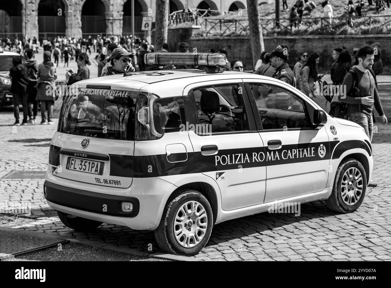 Rom, Italien - 5. April 2019: Italienischer Polizeiwagen, Polizia Roma Capitale um die historische Stätte des Kolosseums in Rom, Italien. Stockfoto