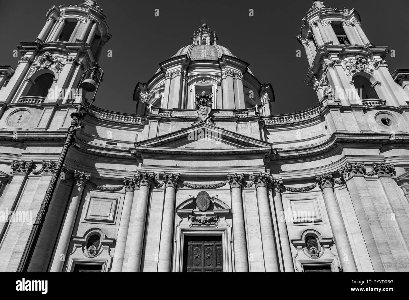 Die Piazza Navona ist ein öffentlicher Freiraum in Rom, der auf dem Domitian-Stadion in Form des offenen Stadions in einem langen Oval errichtet wurde. Stockfoto
