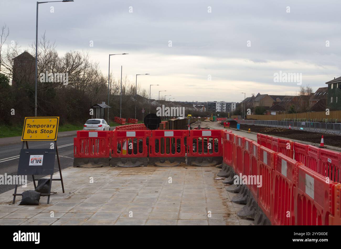 Temporäres Bushalteschild mit Barrieren um das Hotel herum an der Northern Approach Road in Colchester, Essex. Stockfoto