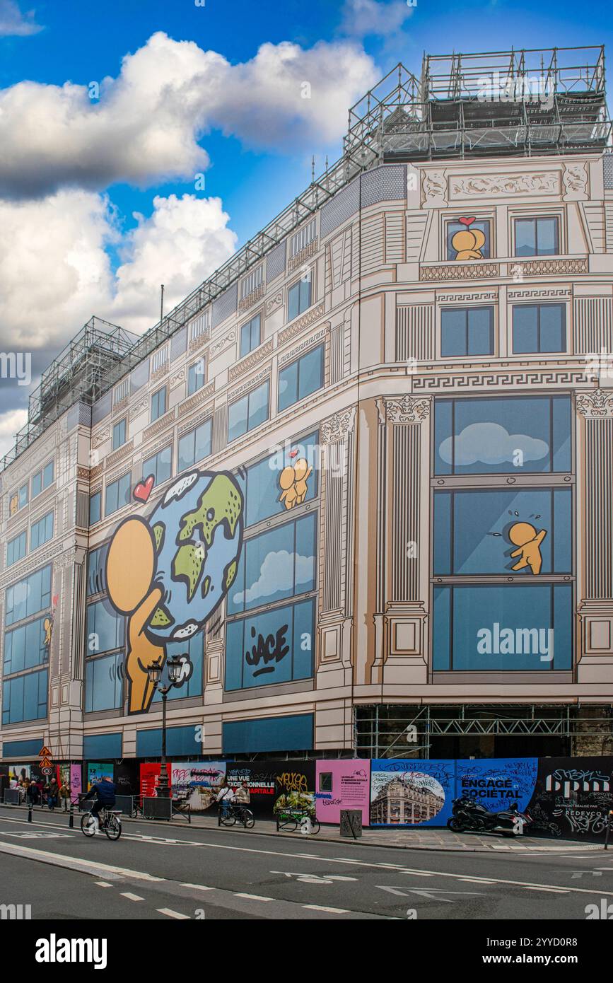 Großes Geschäft wird mit visuellen Grafiken aktualisiert, die das hässliche Gerüst in Paris, Frankreich, abdecken Stockfoto