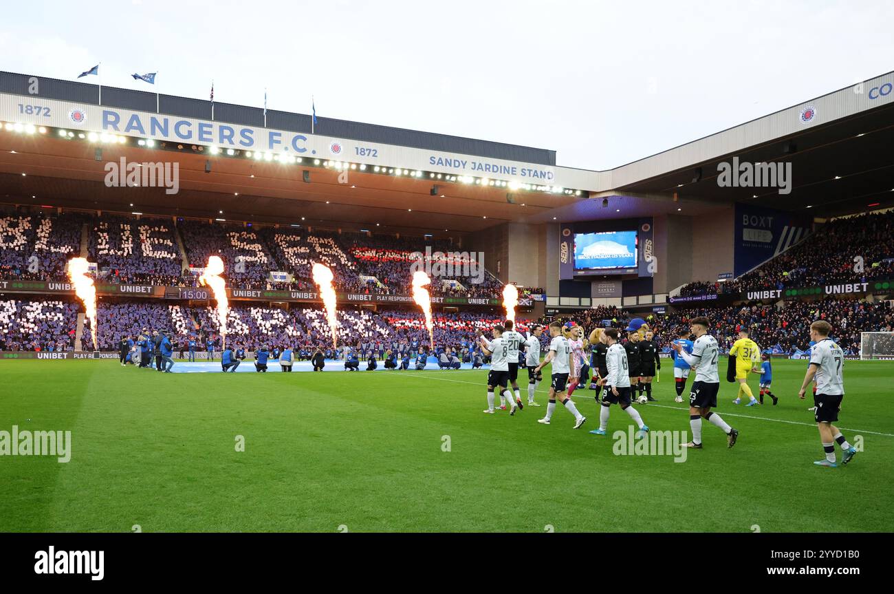 Dundee-Spieler gehen vor dem Spiel der Premier League im Ibrox Stadium, Glasgow. Bilddatum: Samstag, 21. Dezember 2024. Stockfoto