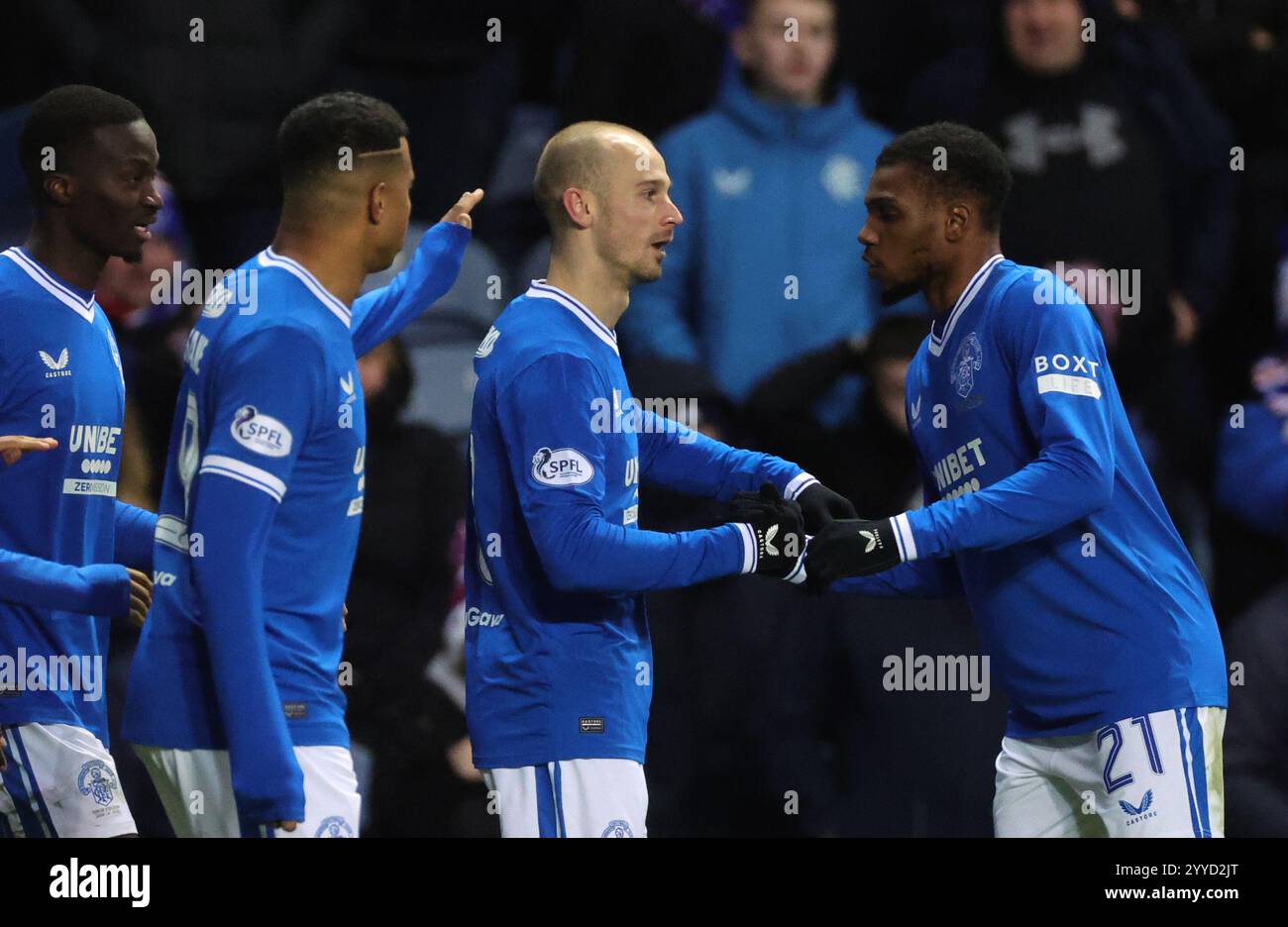 Vaclav Cerny (Mitte) der Rangers feiert das erste Tor ihrer Mannschaft während des Premier League-Spiels im Ibrox Stadium, Glasgow. Bilddatum: Samstag, 21. Dezember 2024. Stockfoto