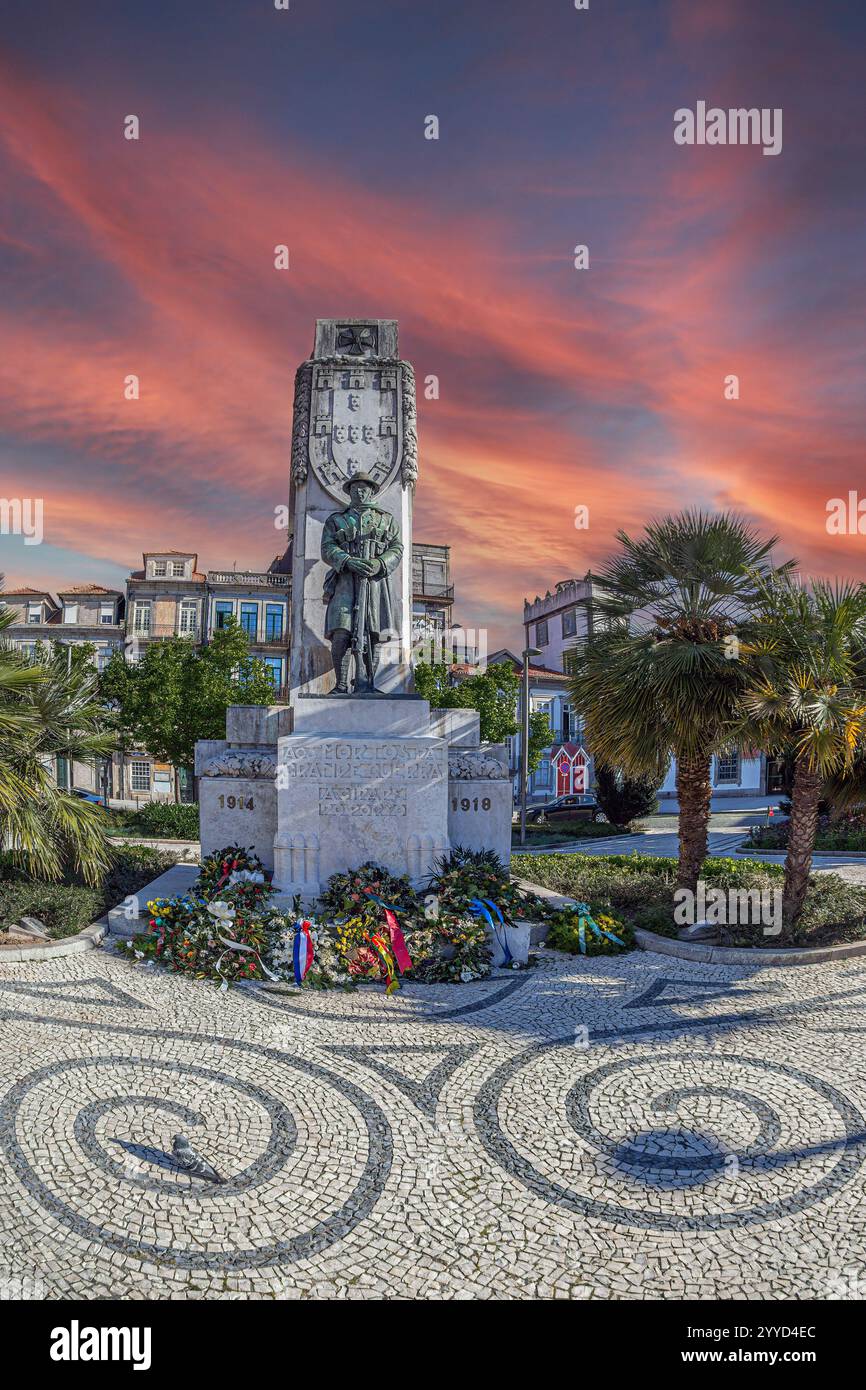PORTO, PORTUGAL-12. APRIL 2024: Das Monumento aos Mortos da Grande Guerra in Prac de Carlos Alberto, Tribut t Stockfoto