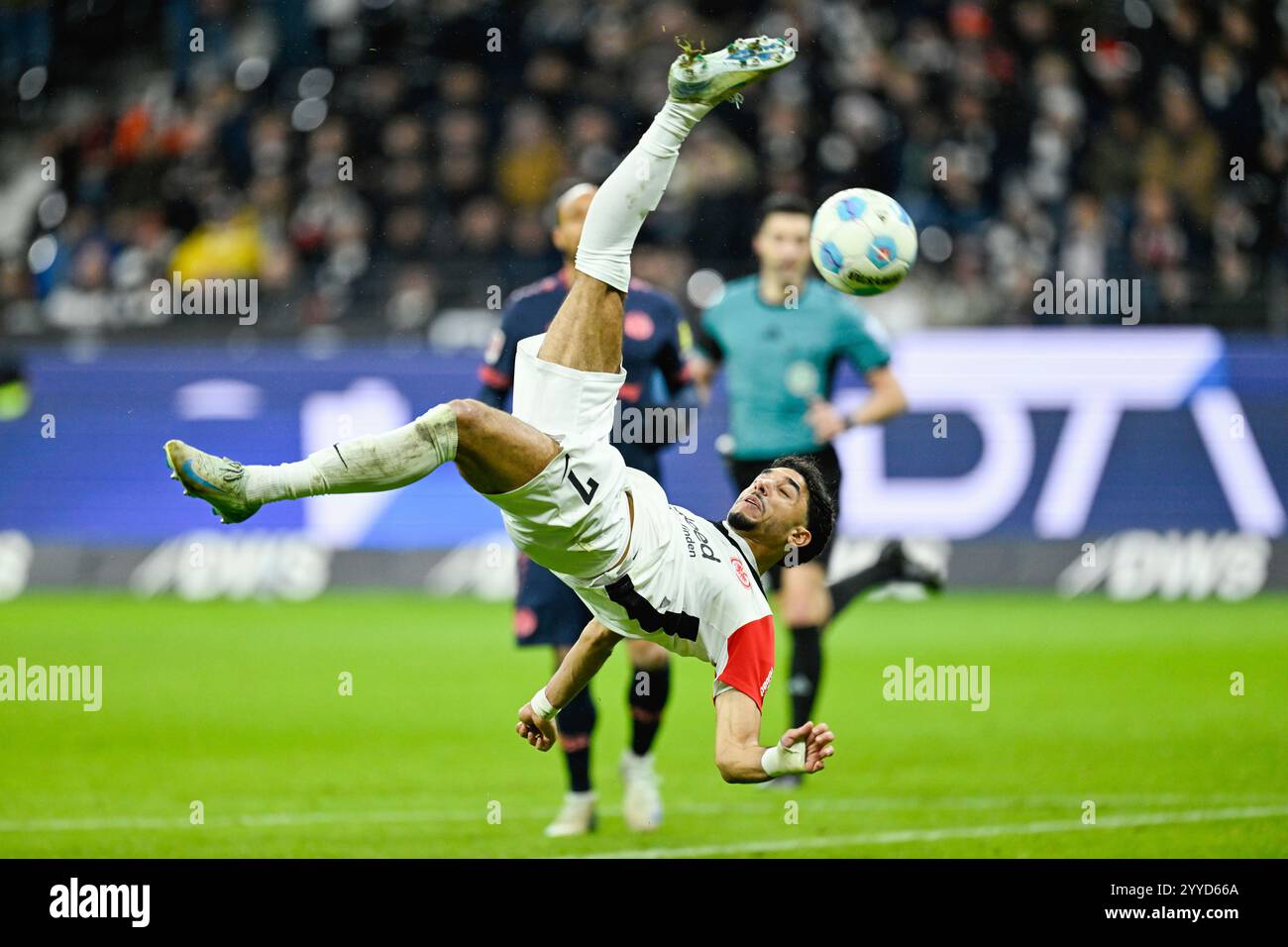 Frankfurt's Omar Marmoush plays the ball during the German Bundesliga soccer match between Eintracht Frankfurt and FSV Mainz 05 in Frankfurt, Germany, Saturday, Dec. 21, 2024. (Uwe Anspach/dpa via AP) Stockfoto
