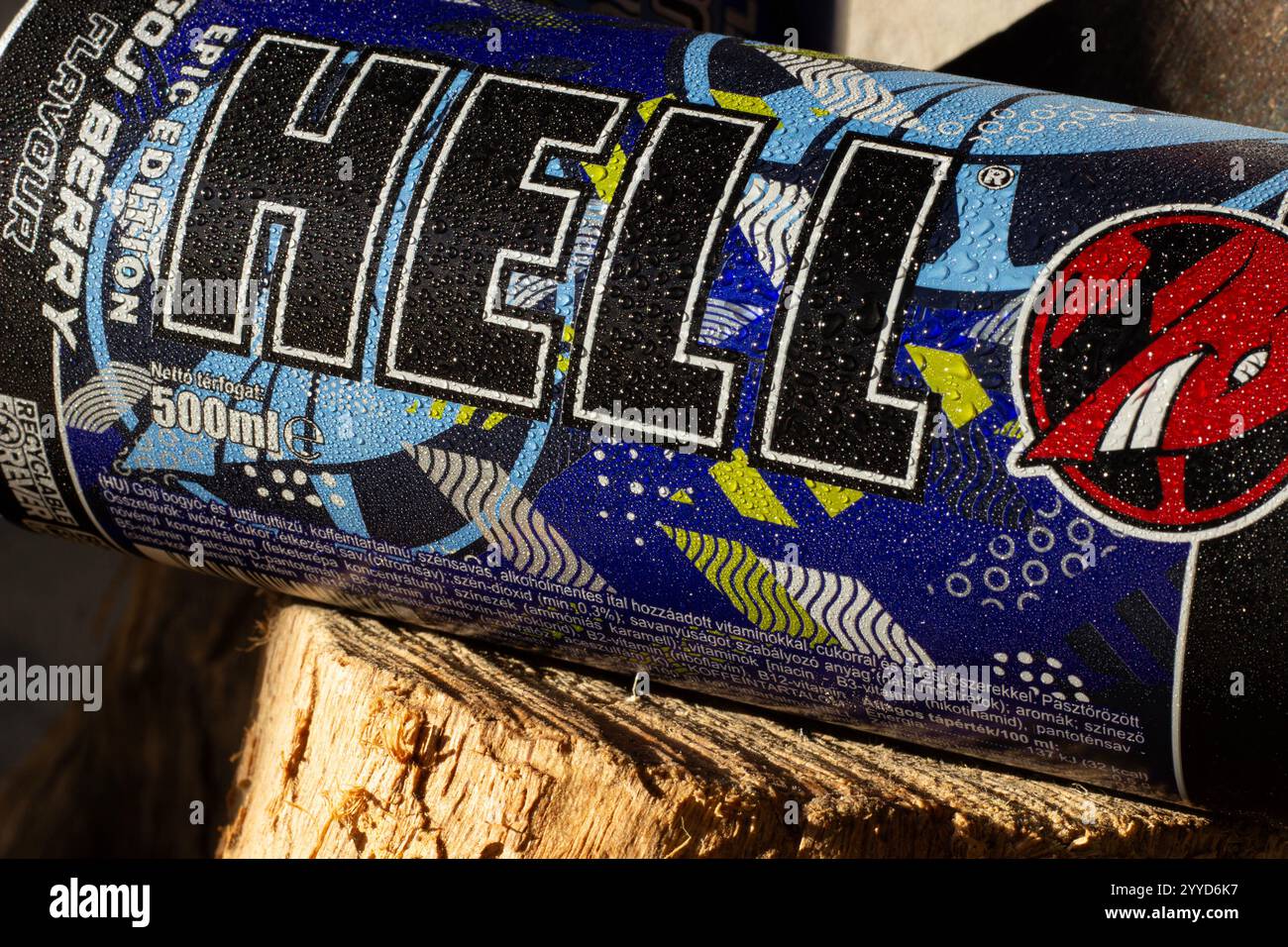 „Eine Nahaufnahme einer limitierten Energy Drink Dose mit Goji-Beeren-Geschmack und dynamischen grafischen Elementen. Die Metalldose, bedeckt mit Wassertröpfchen Stockfoto