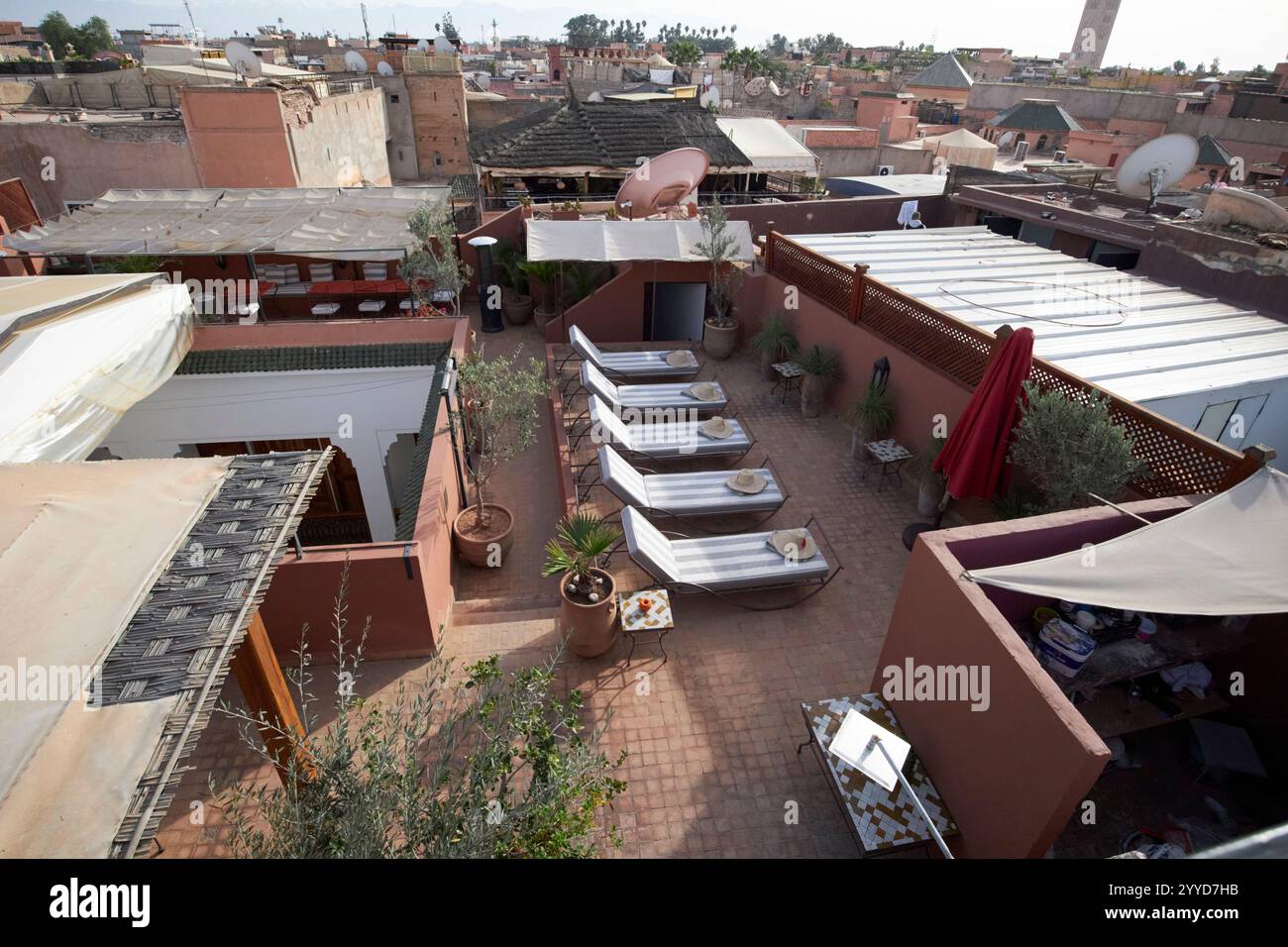 Dachgarten und Sonnenterrasse eines Riads in der alten Medina von marrakesch, marokko Stockfoto