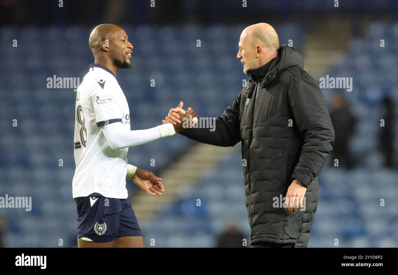 Philippe Clement, Manager der Rangers, schüttelt nach dem Premier League-Spiel im Ibrox Stadium, Glasgow, die Hand mit Mohamed Sylla von Dundee. Bilddatum: Samstag, 21. Dezember 2024. Stockfoto