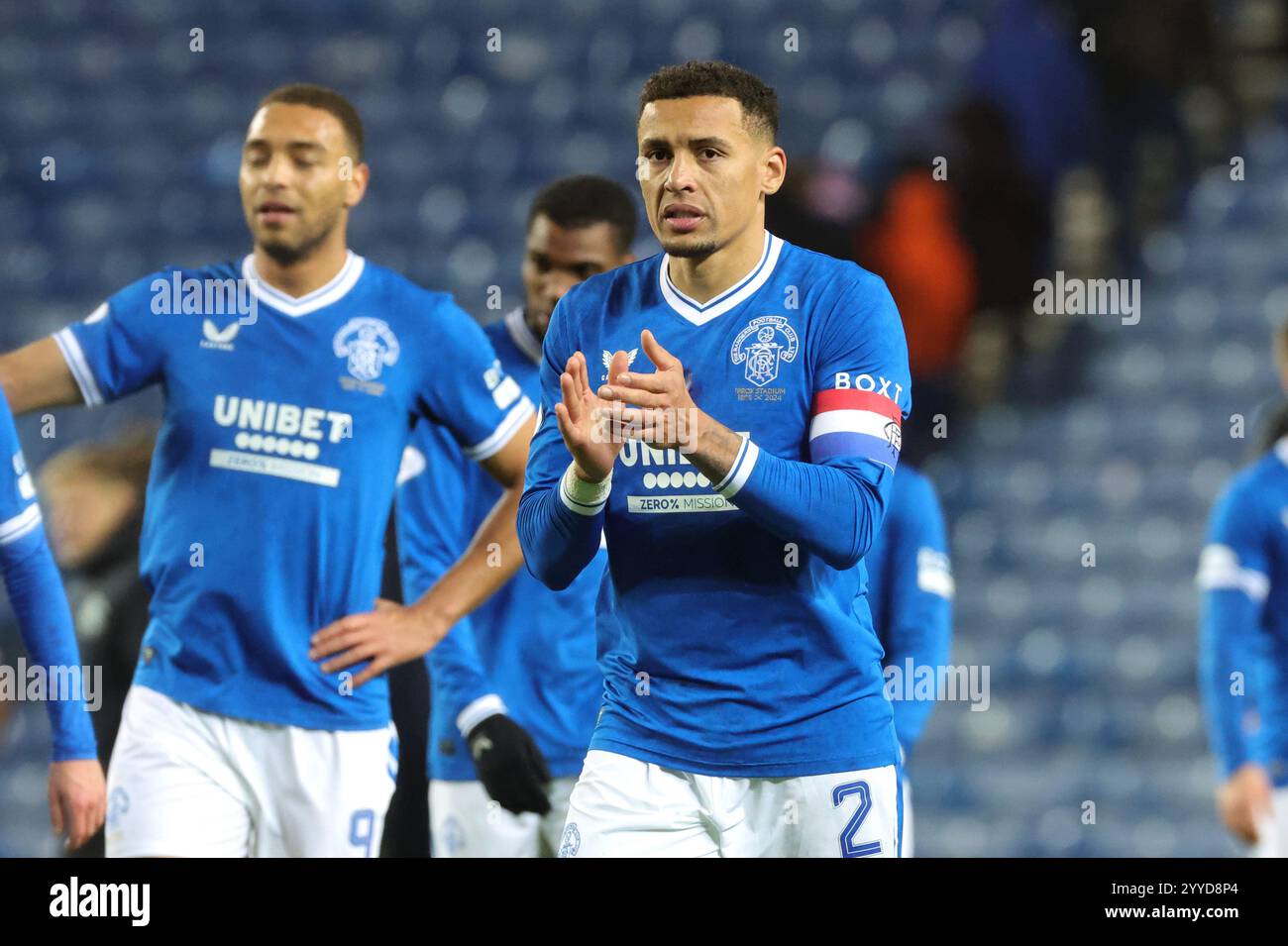 James Tavernier von den Rangers begrüßt die Fans nach dem Spiel der Premier League im Ibrox Stadium in Glasgow. Bilddatum: Samstag, 21. Dezember 2024. Stockfoto