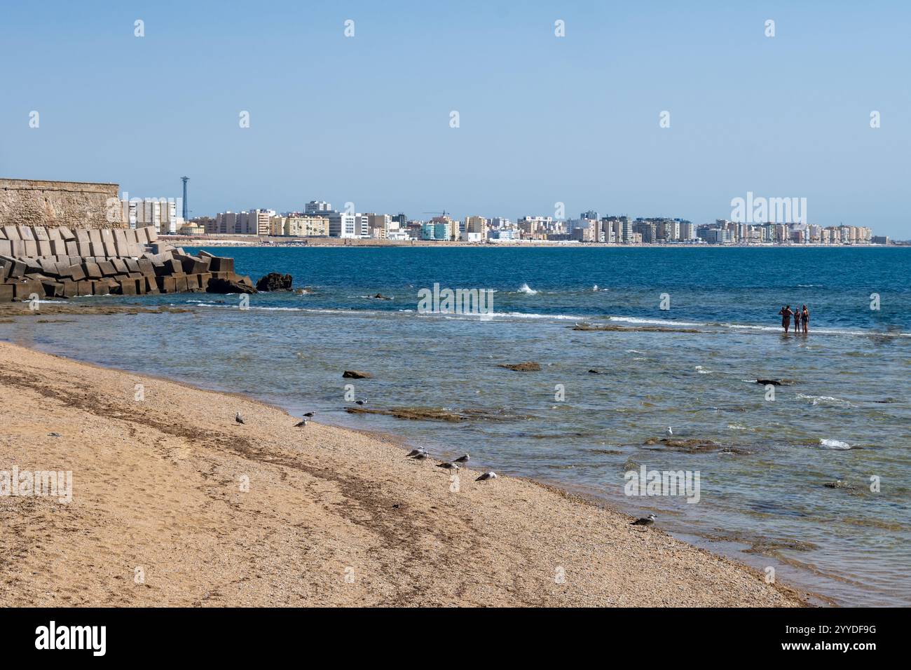 Spaziergang durch die weiße Stadt Cadiz, eine der ältesten Städte und Häfen Europas am Atlantik in Südspanien in Andalusien, Touristenziel Stockfoto