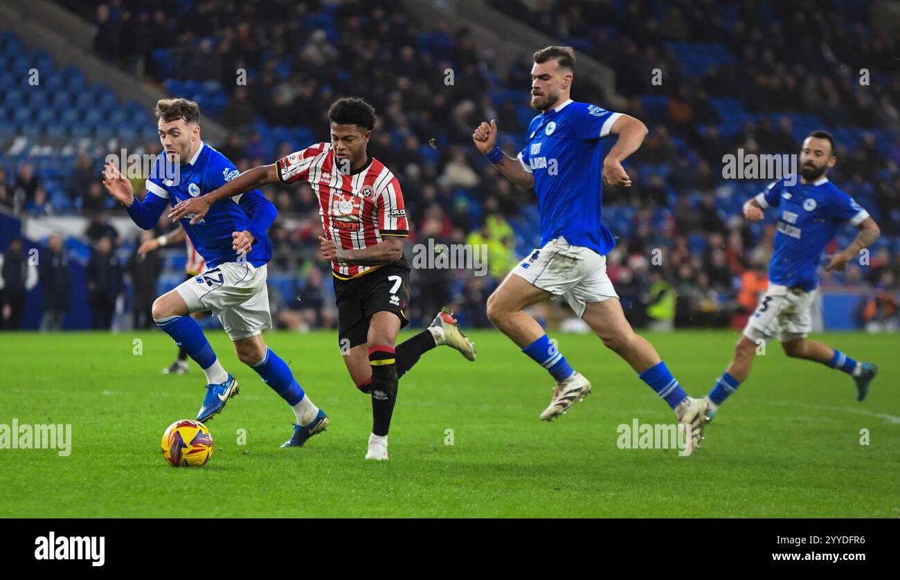 Cardiff City Stadium, Cardiff, Großbritannien. Dezember 2024. EFL Championship Football, Cardiff City gegen Sheffield United; Rhian Brewster von Sheffield United stellt Calum Chambers of Cardiff City FC heraus Credit: Action Plus Sports/Alamy Live News Stockfoto