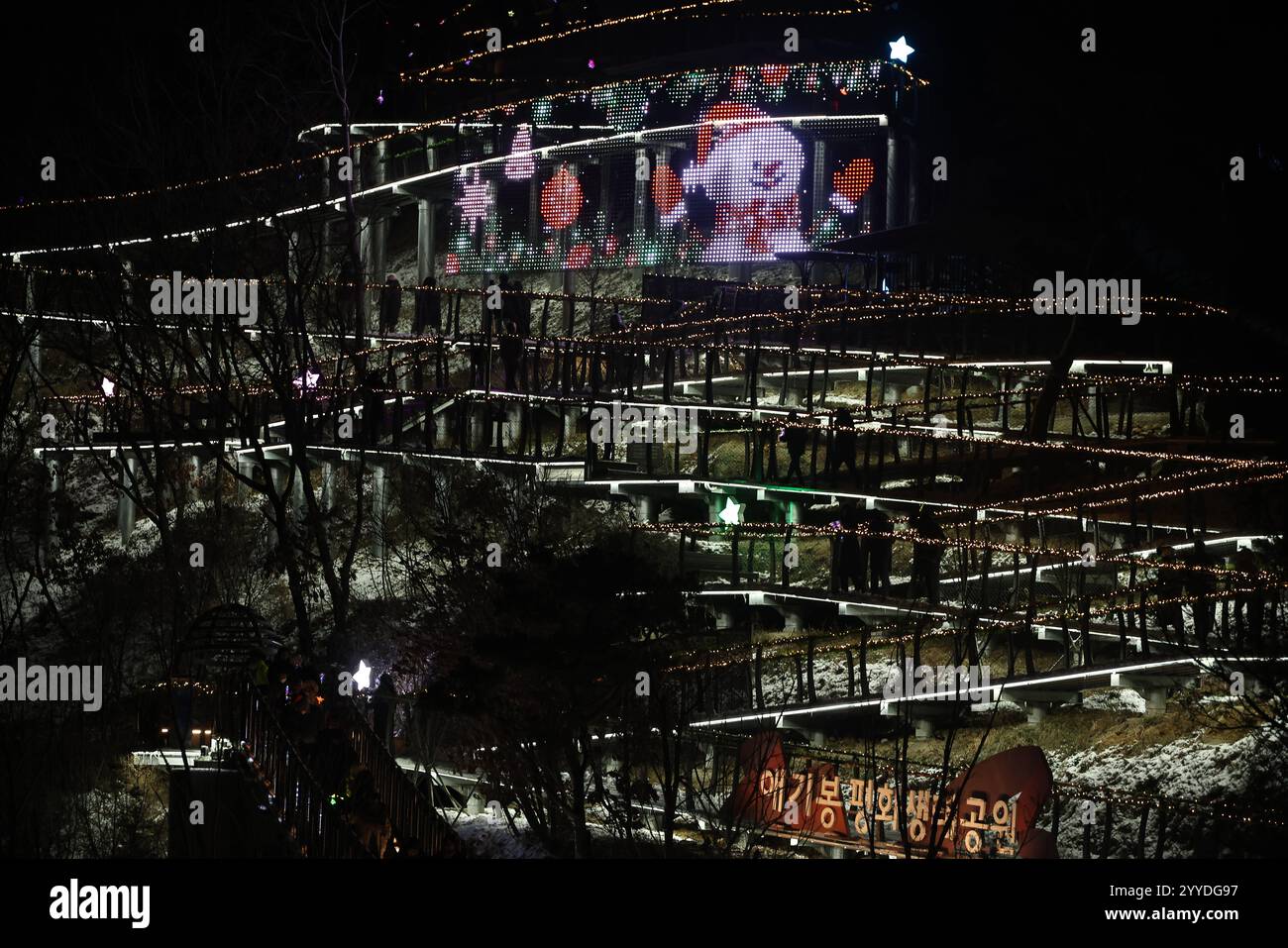 Weihnachtsdekoration am Aegibong Observatory Point in der Nähe der militärischen Demarkationslinie in der Demilitarisierten Zone DMZ in Südkorea Ein Blick auf den Aegibong Observatory Point, der für die bevorstehenden Weihnachtsfeiertage dekoriert ist, in der Nähe der militärischen Demarkationslinie in der Demilitarisierten Zone DMZ in Ganghwa, Provinz Gyeonggi-Do, Südkorea, 21. Dezember 2024. Das Aegibong Observatory oder Peace Observatory liegt etwa 2,3 km von Nordkorea entfernt. Ganghwa Südkorea Copyright: XMatrixxImagesx/xLeexSang-hoonx Stockfoto