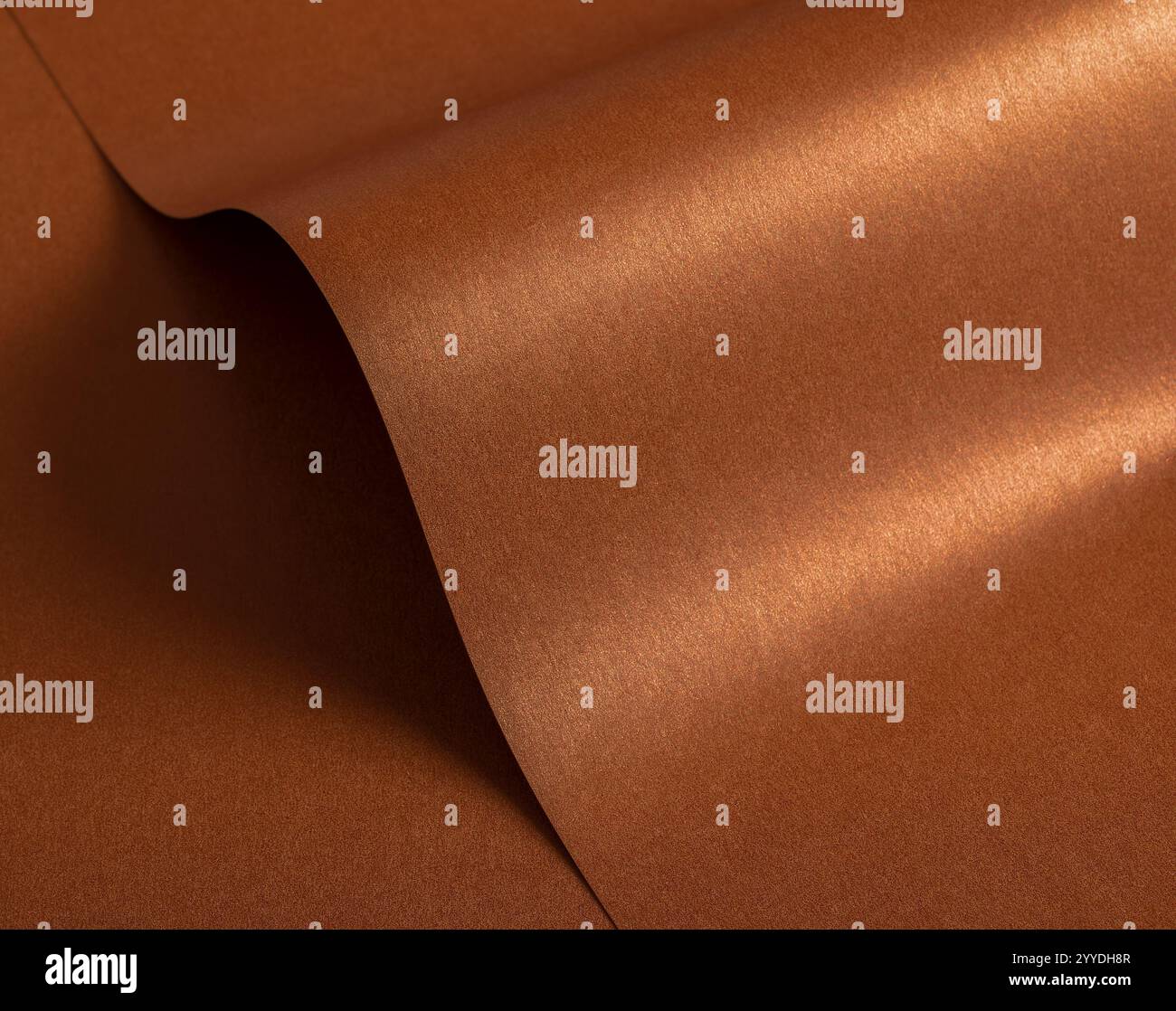 Kupfer- und Rostpapier mit glänzender Metallic-Oberfläche und dezenten Wellenmustern. Die warmen Erdtöne von Orange, Braun und Terrakotta schaffen einen Stockfoto