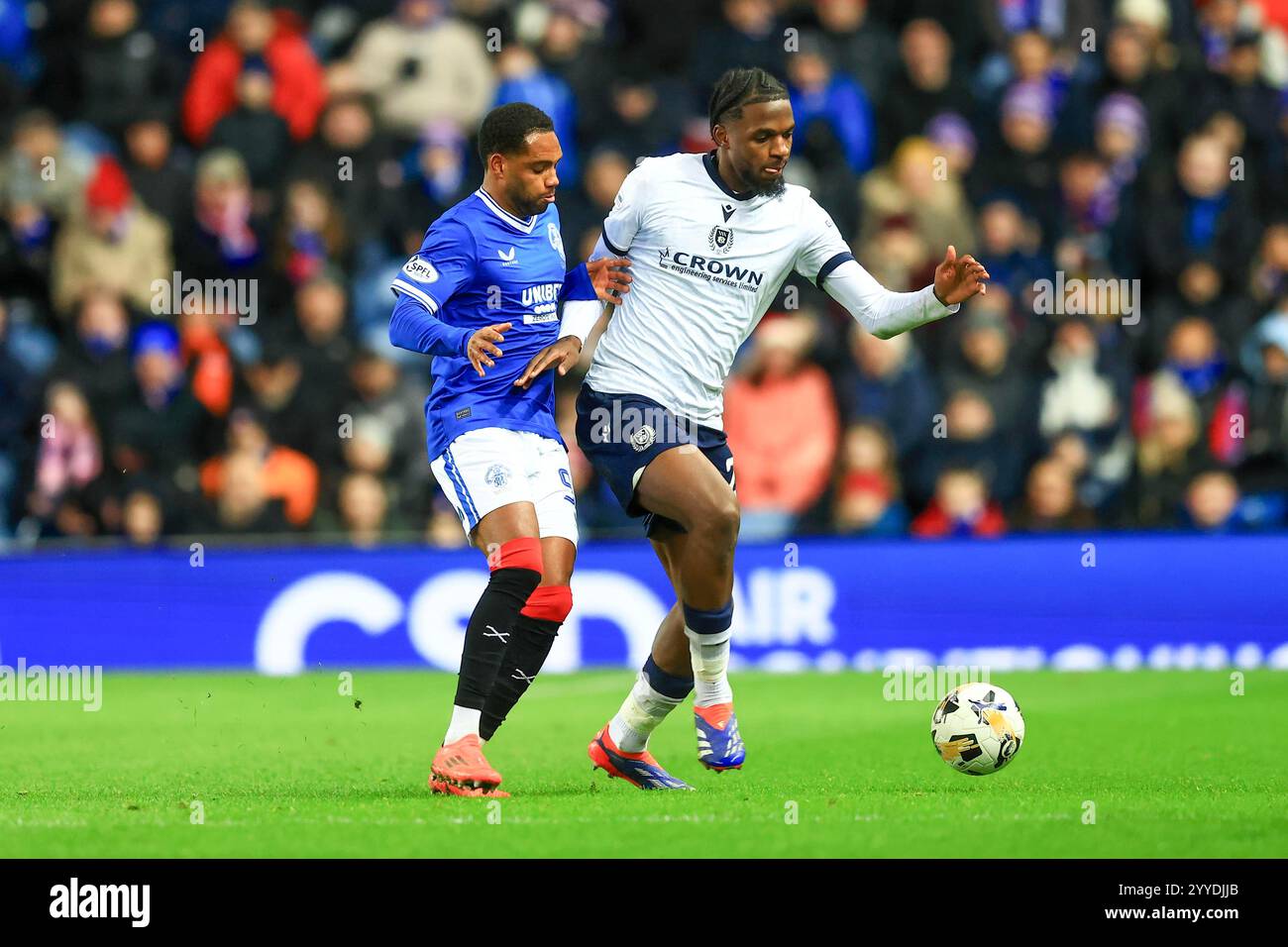 Ibrox Stadium, Glasgow, Großbritannien. Dezember 2024. Billy Koumetio aus Dundee hält Danilo aus Dundee ab Credit: Action Plus Sports/Alamy Live News Stockfoto