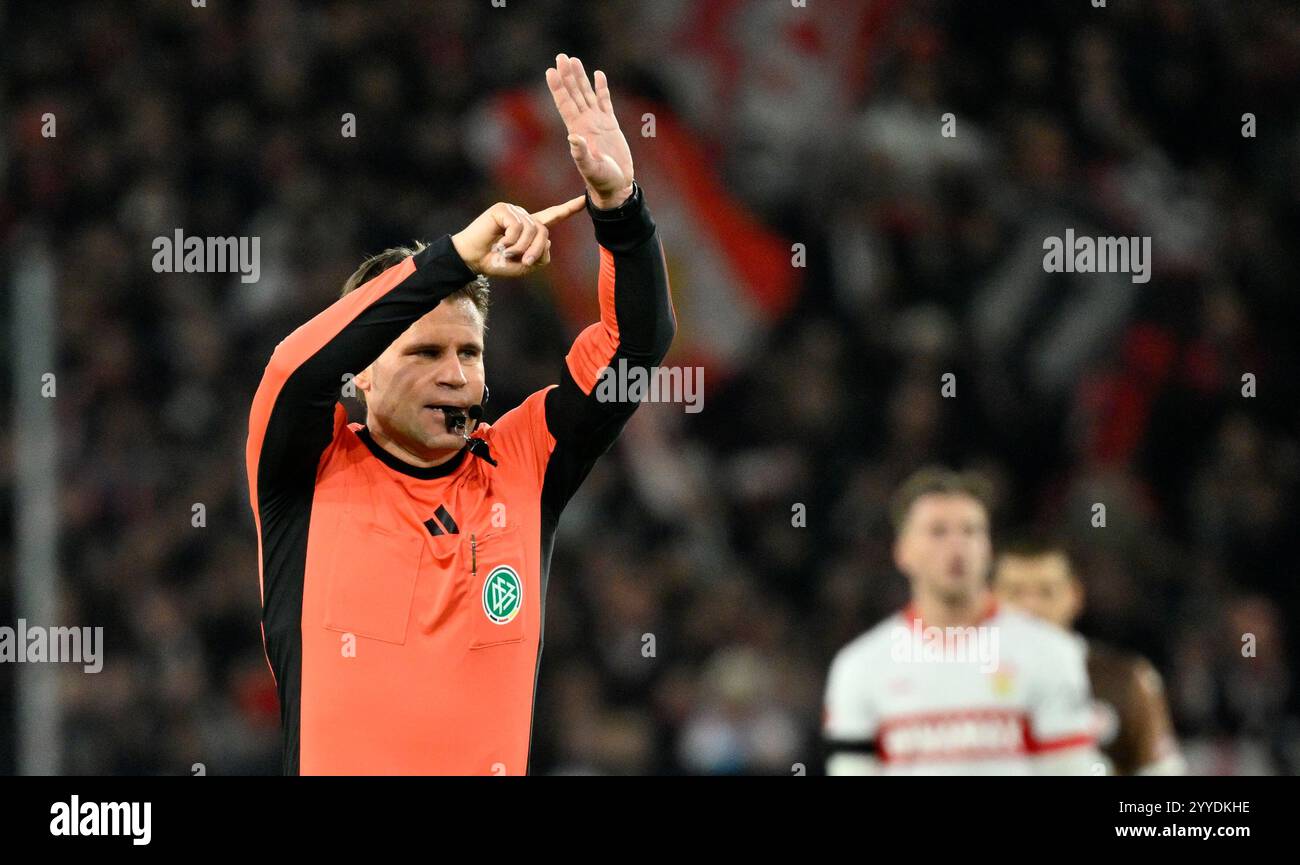 Schiedsrichter Dr. Felix Brych zeigt auf Uhr zeigt an Zeitspiel Gestik Geste VfB Stuttgart gegen FC St. Pauli, Fussball, Bundesliga, Spieltag 15, Saison 2024/2025, 21.12.2024 DFL-VORSCHRIFTEN VERBIETEN DIE VERWENDUNG VON FOTOGRAFIEN ALS BILDSEQUENZEN UND/ODER QUASI-VIDEO Foto: Eibner-Pressefoto/Michael Weber Stockfoto