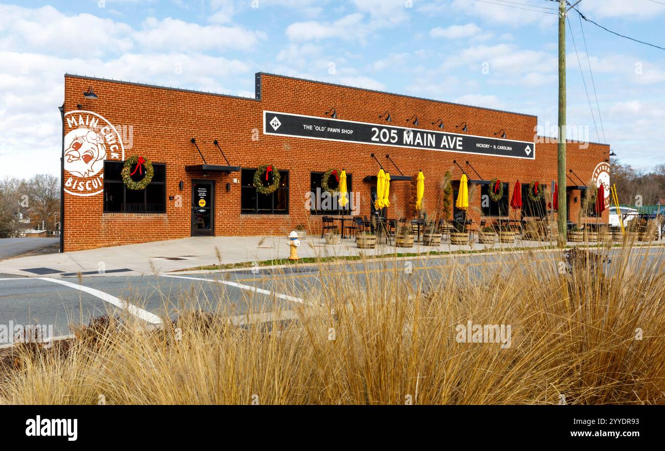 Hickory, North Carolina, USA-19. Dezember 2024: Main Chick Jammin' Biscuits, alias „Old“ Pawn Shop, und Cranford Brother's BBQ, auf der Main Ave. In der Innenstadt Stockfoto