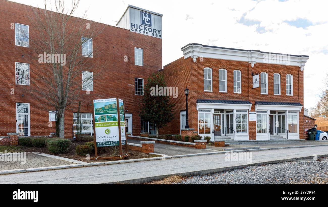 Hickory, North Carolina, USA-19. Dezember 2024: Hickory Crossings, eine kommerzielle Entwicklung eines ehemaligen Industriegebäudes in der Innenstadt. Stockfoto