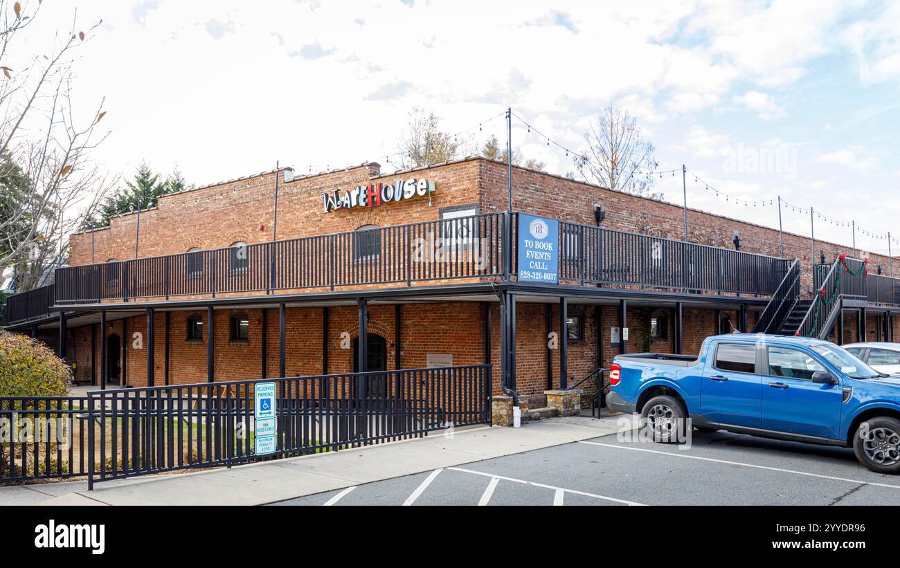 Hickory, North Carolina, USA-19. Dezember 2024: Warehouse 18, ein Veranstaltungsort für Hochzeiten und Veranstaltungen in einem 160 Jahre alten, belebten Lagerhaus in der Innenstadt. Stockfoto