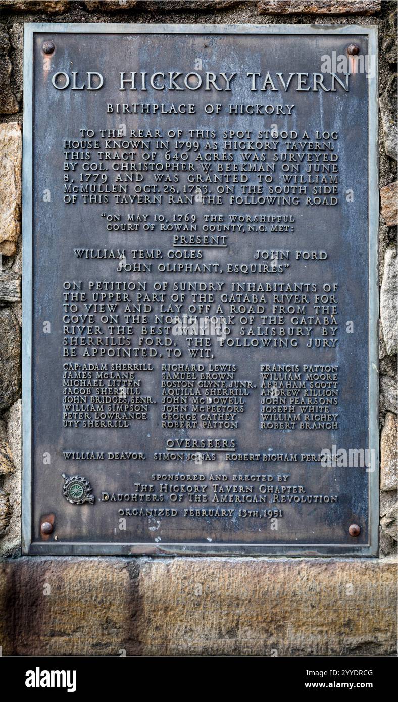 Hickory, North Carolina, USA-19. Dezember 2024: Plaque in Felsen, die den Standort und die Gründung der Stadt Hickory beschreibt. Stockfoto