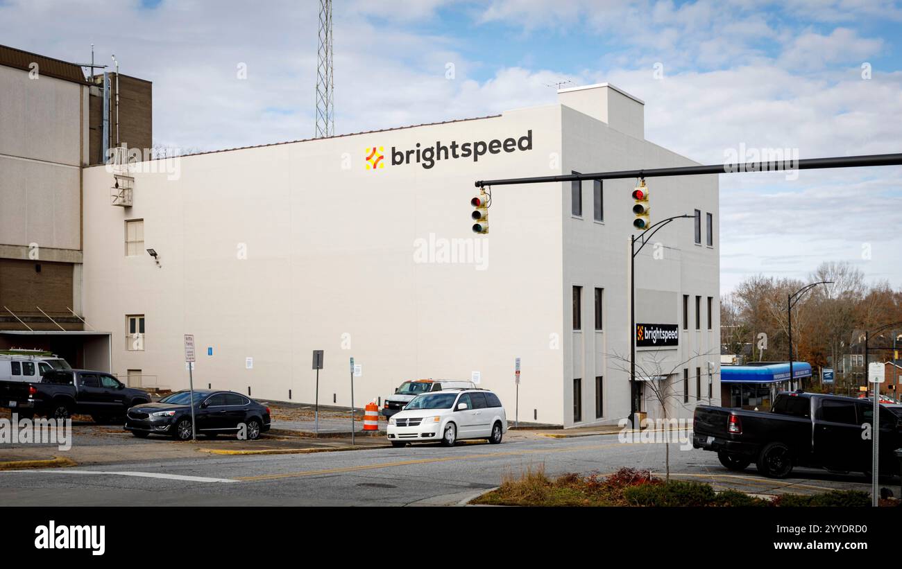 Hickory, North Carolina, USA-19. Dezember 2024: BrightSpeed Internetgebäude und Schilder. Stockfoto