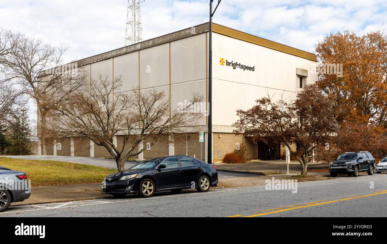 Hickory, North Carolina, USA-19. Dezember 2024: BrightSpeed Internetgebäude und Schilder. Stockfoto