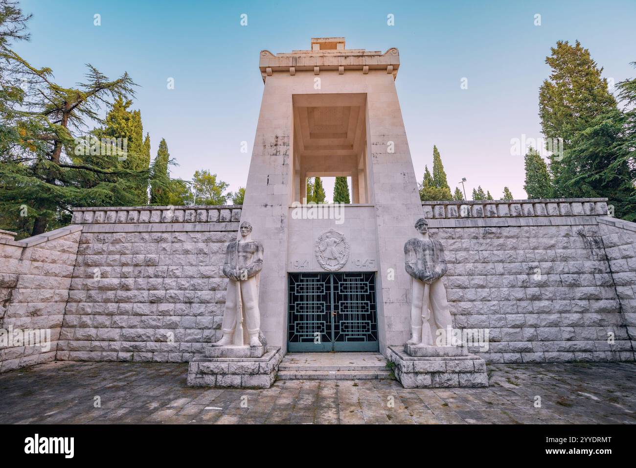 22. Oktober 2024, Podgorica, Montenegro: Partisan Fighter Monument im Gorica Park, Podgorica, würdigt die Opfer des Zweiten Weltkriegs und symbolisiert den Widerstand Stockfoto