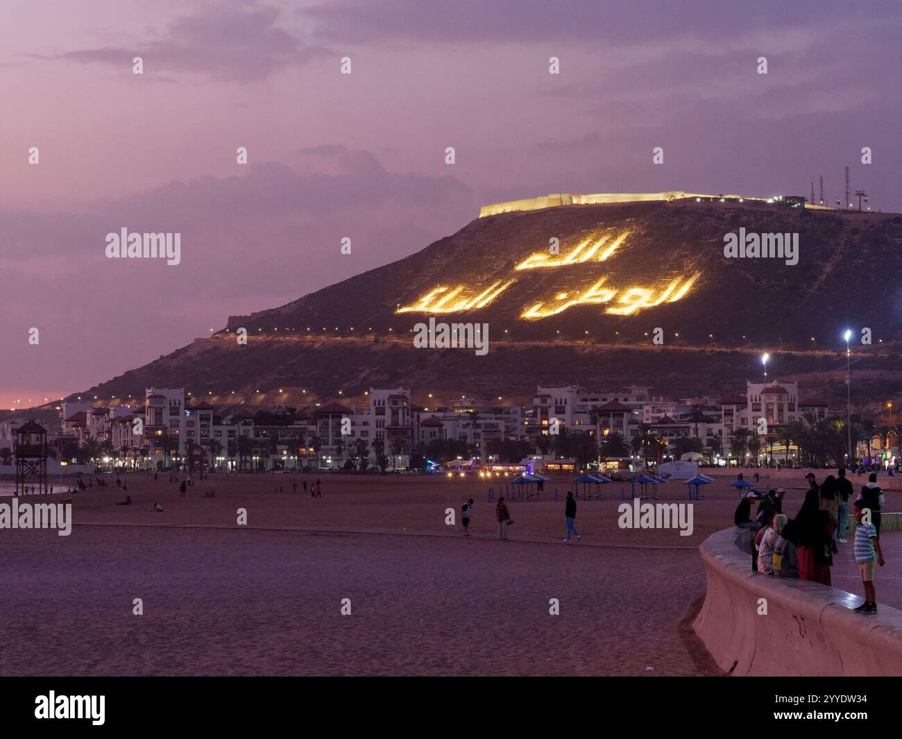 Agadir Strand in der Abenddämmerung mit der Kasbah (Fort) von Agadir Oufla dahinter. Stadt Agadir, 21. Dezember 2024 Stockfoto