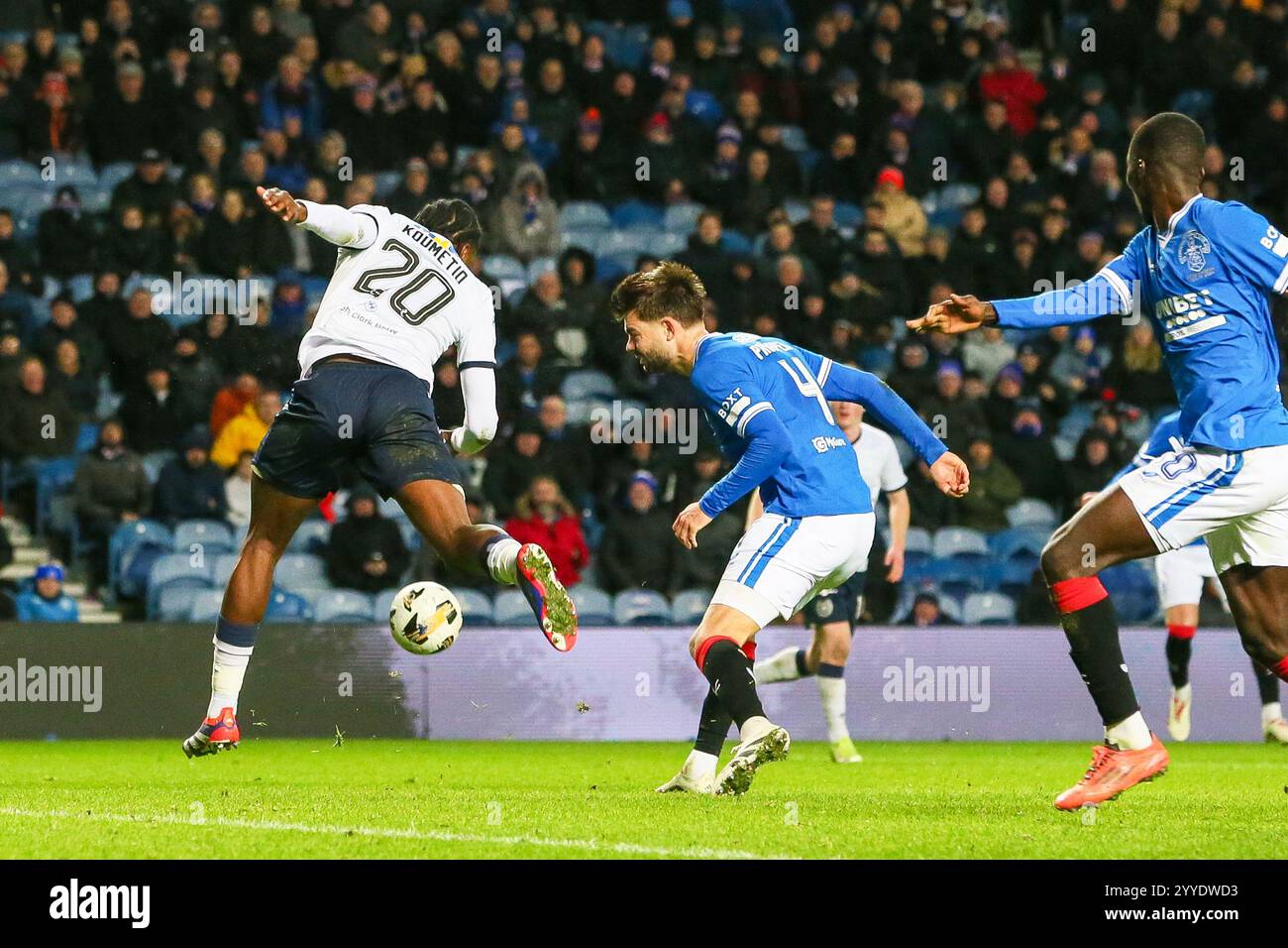 Glasgow, Großbritannien. Dezember 2024. Die Rangers spielten Dundee im Ibrox-Stadion im Spiel der William Hill Scottish Premiership League. Das Finale war die Rangers 1:0 Dundee und das Tor der Rangers wurde von Vaclav Cerny (Rangers 18) in 47 Minuten erzielt. Quelle: Findlay/Alamy Live News Stockfoto