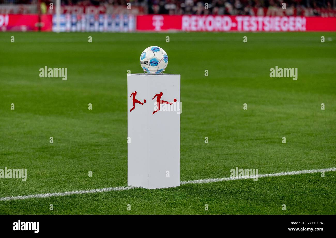Ball / Spielball Derbystar auf Podest mit Logo der Deutschen Fußball Liga DFL / Symbolbild / Symbolfoto. GER, FC Bayern München gegen RB Leipzig, Fussball, Bundesliga, 15. Spieltag, Spielzeit 2024/2025, 20.12.2024. (DIE DFL-DFB-VORSCHRIFTEN VERBIETEN DIE VERWENDUNG VON FOTOS ALS BILDSEQUENZEN UND/ODER QUASI-VIDEO). Foto: Eibner-Pressefoto/Heike Feiner Stockfoto