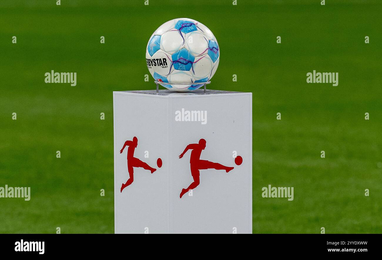 Ball / Spielball Derbystar auf Podest mit Logo der Deutschen Fußball Liga DFL / Symbolbild / Symbolfoto. GER, FC Bayern München gegen RB Leipzig, Fussball, Bundesliga, 15. Spieltag, Spielzeit 2024/2025, 20.12.2024. (DIE DFL-DFB-VORSCHRIFTEN VERBIETEN DIE VERWENDUNG VON FOTOS ALS BILDSEQUENZEN UND/ODER QUASI-VIDEO). Foto: Eibner-Pressefoto/Heike Feiner Stockfoto