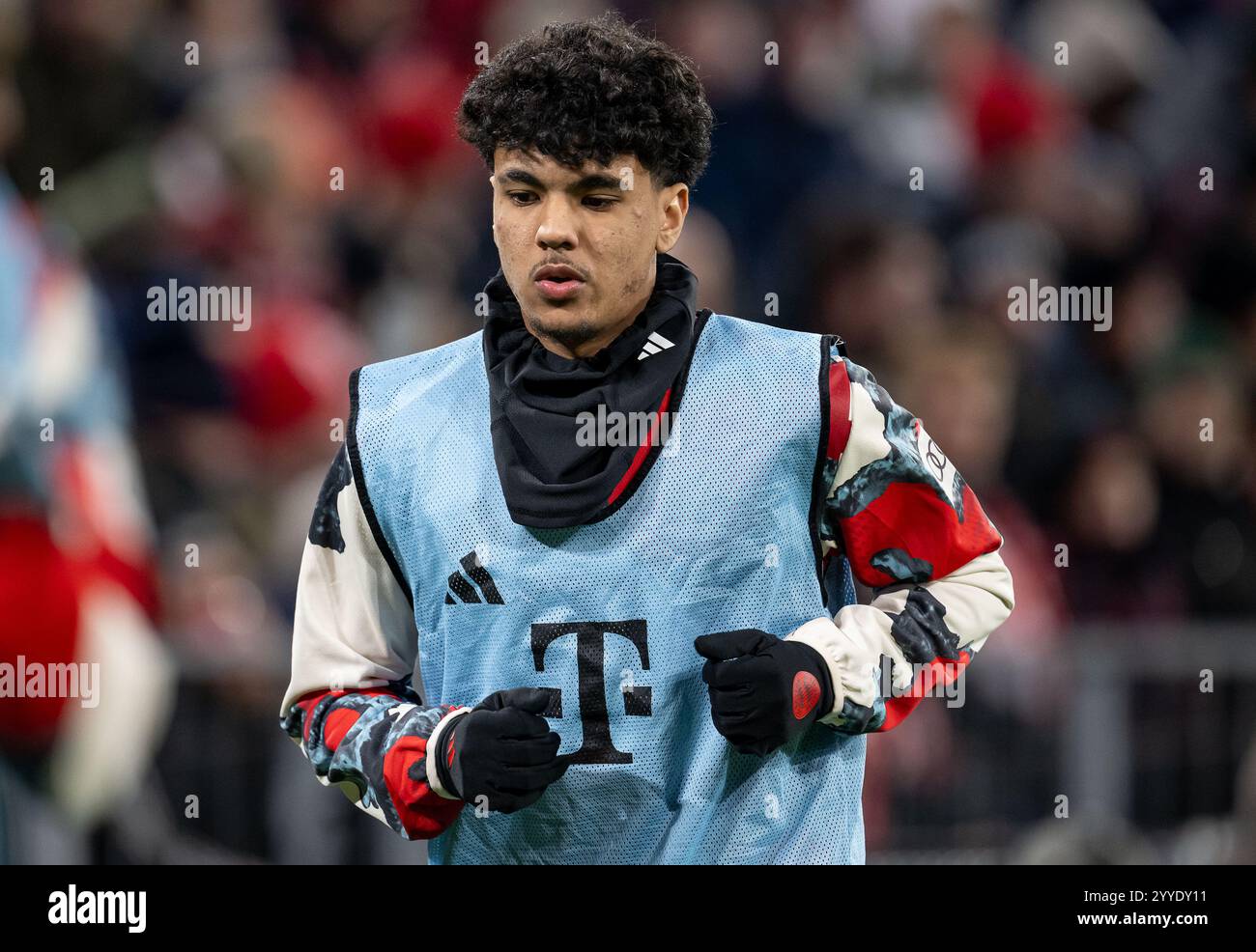 Adam Aznou (FC Bayern München, #49) beim Aufwaermen für einen moeglichen Einsatz. GER, FC Bayern München gegen RB Leipzig, Fussball, Bundesliga, 15. Spieltag, Spielzeit 2024/2025, 20.12.2024. (DIE DFL-DFB-VORSCHRIFTEN VERBIETEN DIE VERWENDUNG VON FOTOS ALS BILDSEQUENZEN UND/ODER QUASI-VIDEO). Foto: Eibner-Pressefoto/Heike Feiner Stockfoto