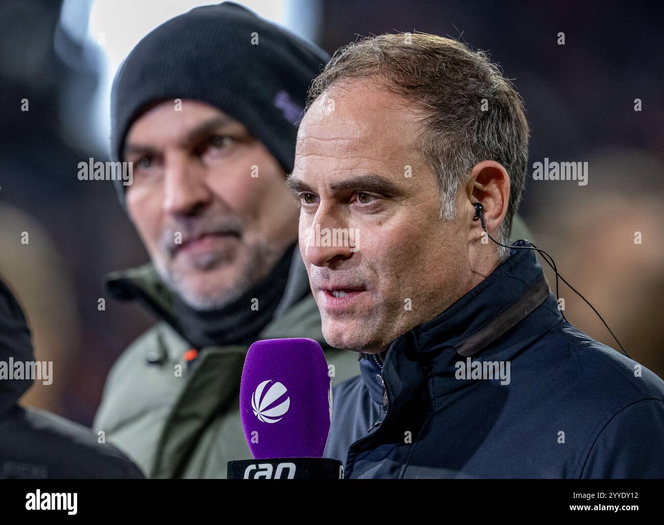 Oliver Mintzlaff (Aufsichtsratsvorsitzender, RB Leipzig) beiim Fernseh - Interview mit Sat.1 vor der Partie. GER, FC Bayern München gegen RB Leipzig, Fussball, Bundesliga, 15. Spieltag, Spielzeit 2024/2025, 20.12.2024. (DIE DFL-DFB-VORSCHRIFTEN VERBIETEN DIE VERWENDUNG VON FOTOS ALS BILDSEQUENZEN UND/ODER QUASI-VIDEO). Foto: Eibner-Pressefoto/Heike Feiner Stockfoto